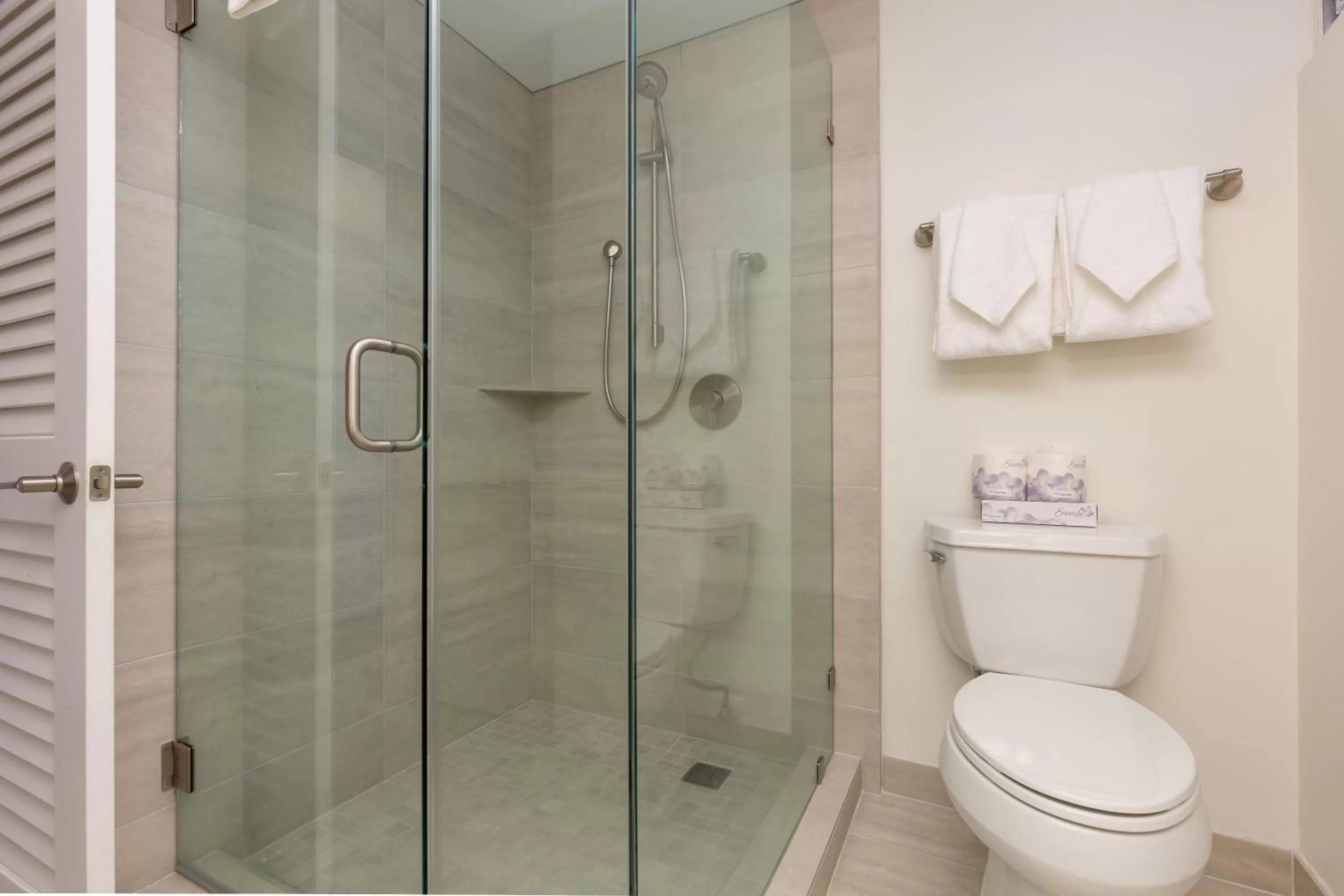 Shower in Castle Waikīkī Shore