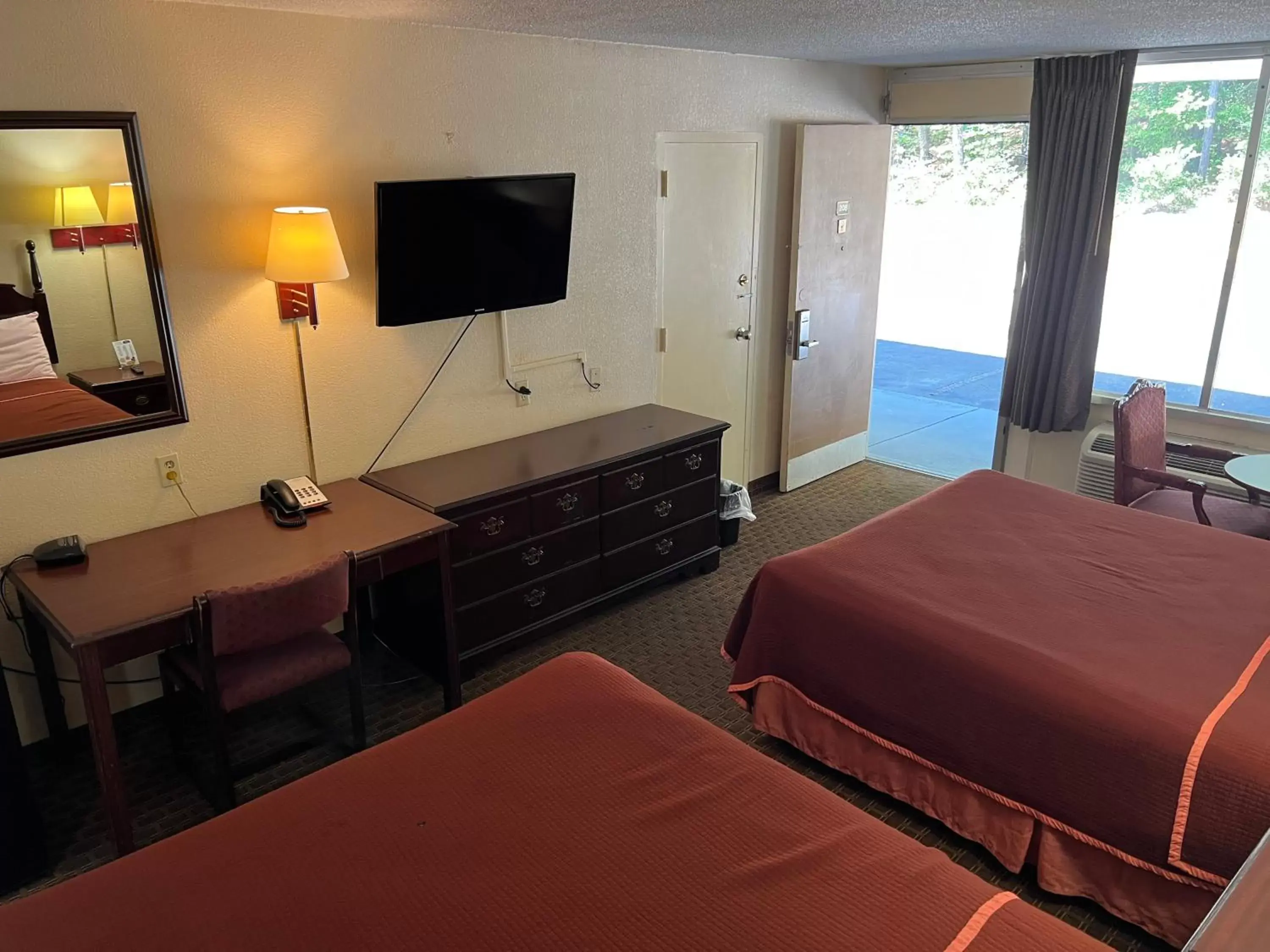 Photo of the whole room, Bed in Rodeway Inn