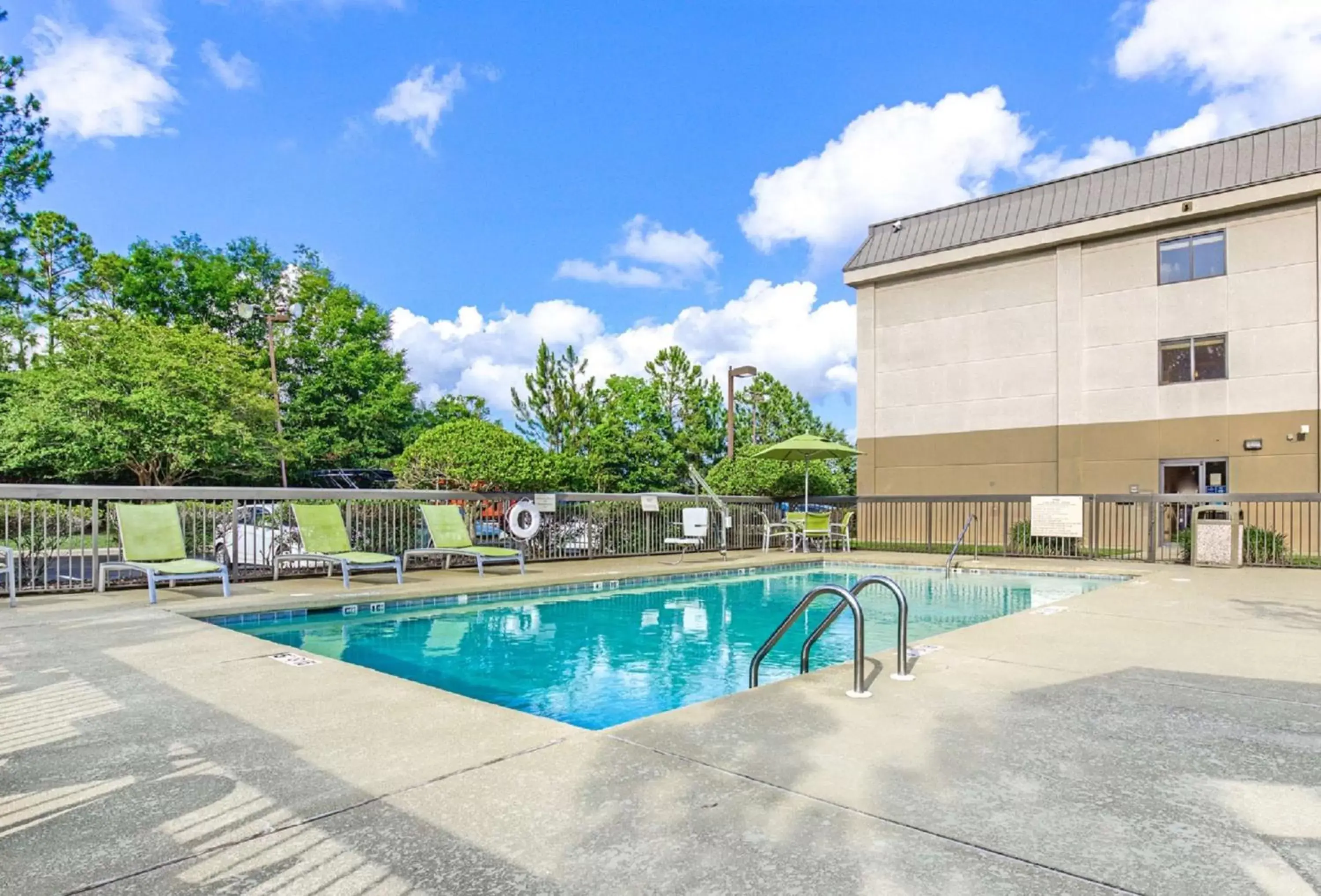 Pool view, Swimming Pool in Hampton Inn Mobile-I-10/Bellingrath Gardens