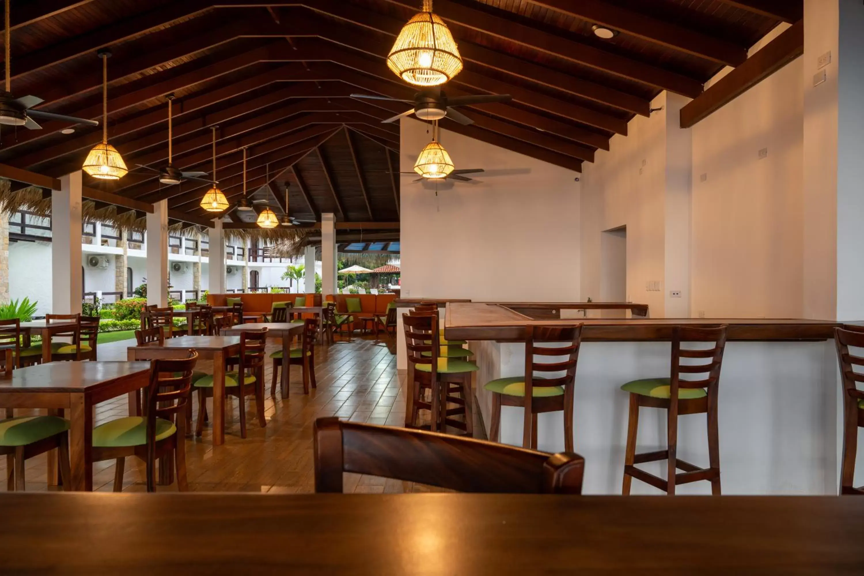 Seating area, Restaurant/Places to Eat in Fuego del Sol Beachfront Hotel