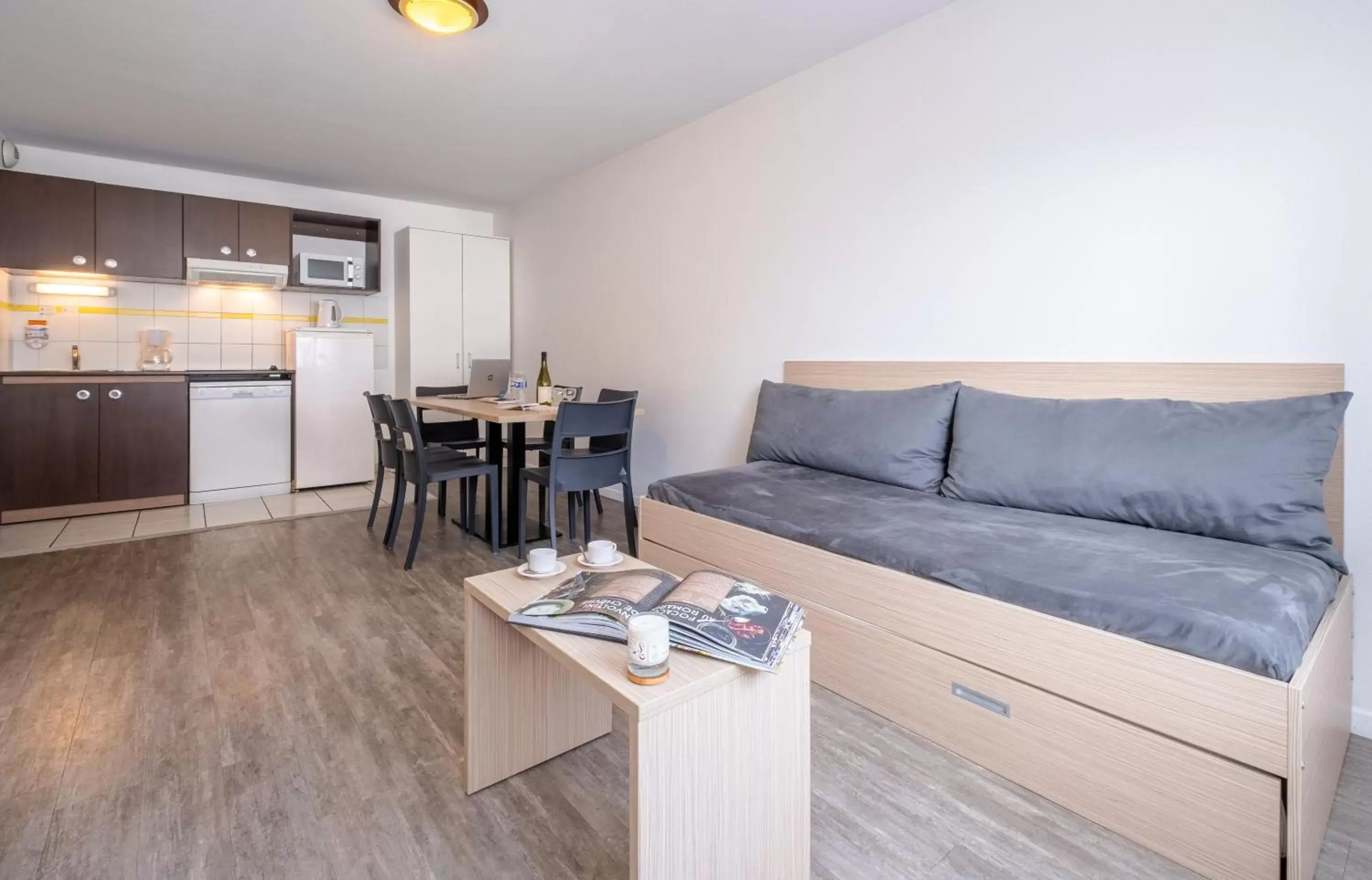 Kitchen or kitchenette, Seating Area in Zenitude Hôtel-Résidences Les Hauts d'Annecy