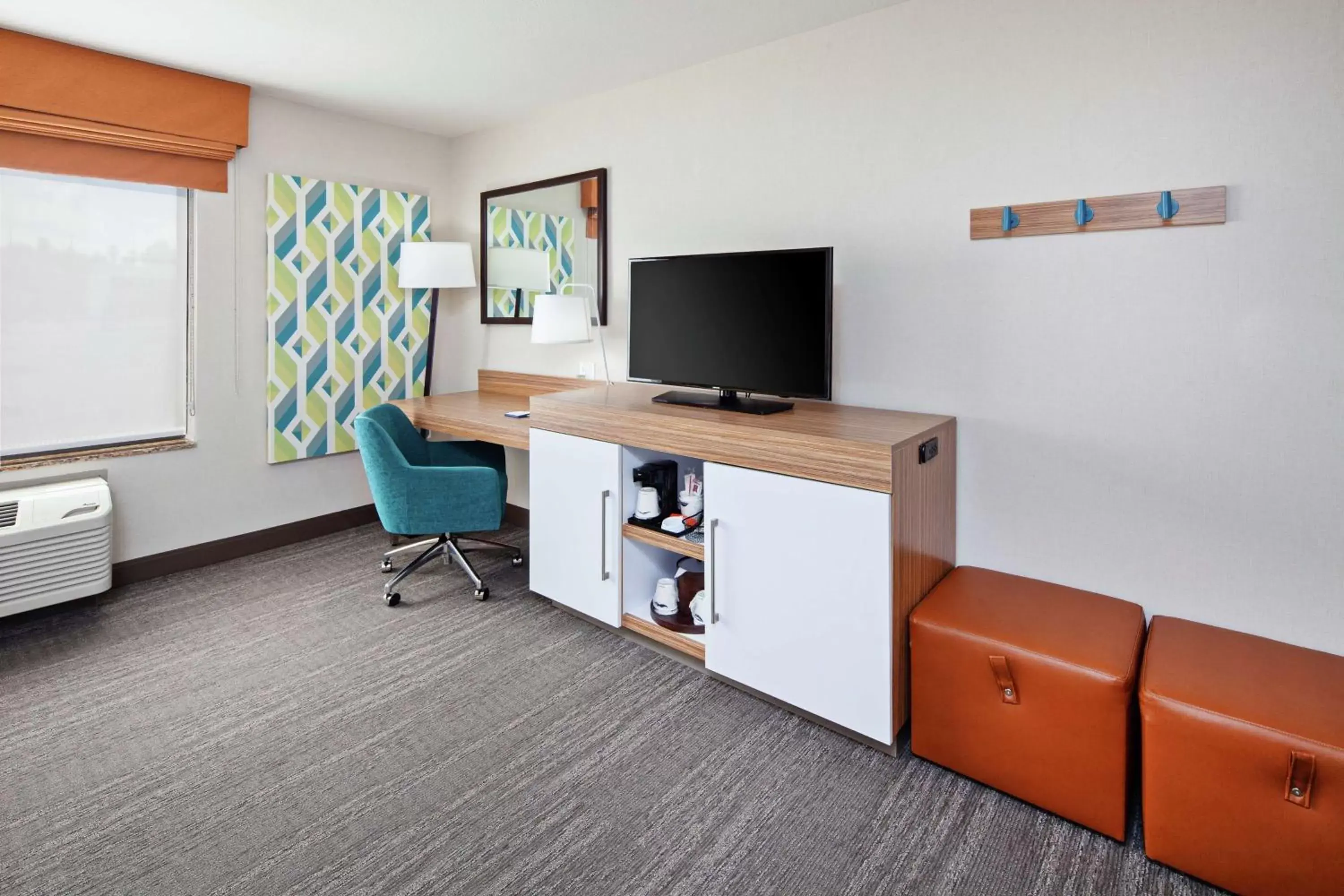 Bedroom, TV/Entertainment Center in Hampton Inn & Suites Chino Hills