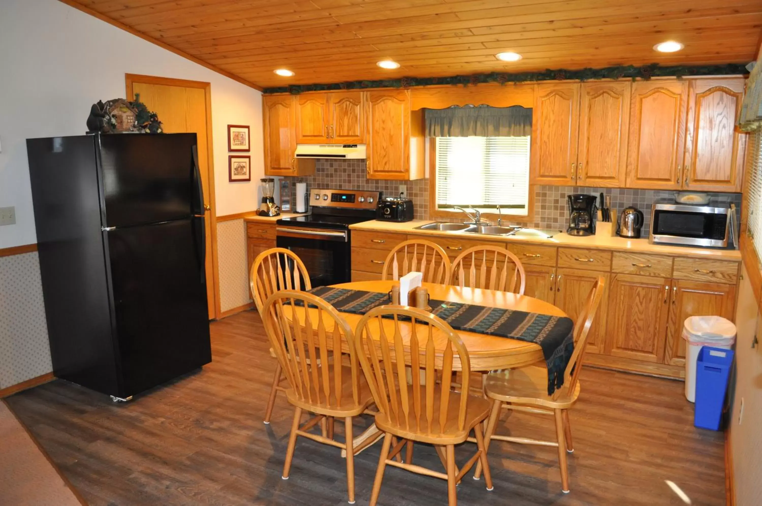 Kitchen or kitchenette, Kitchen/Kitchenette in Rocky Ridge Country Lodge