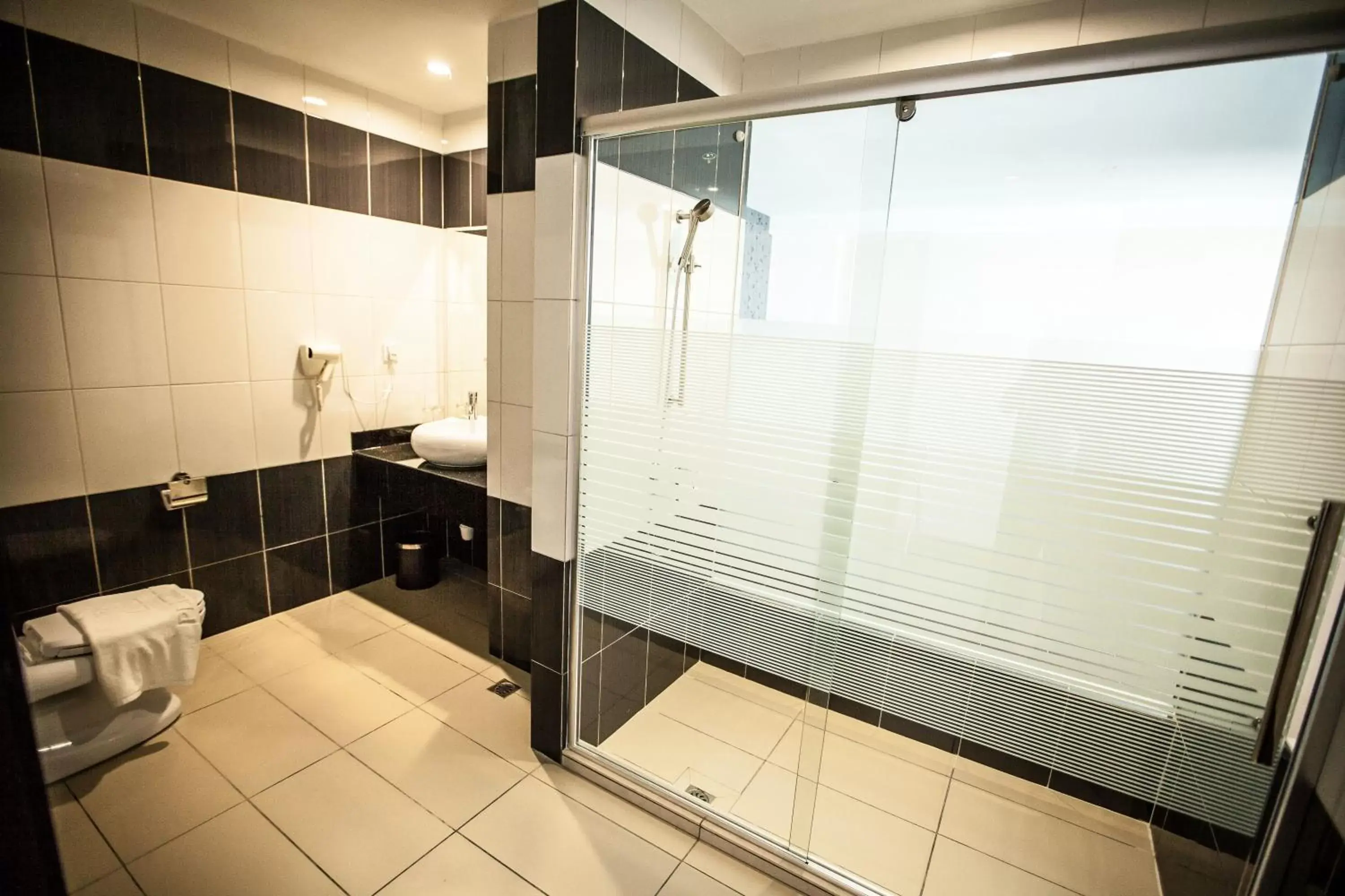 Bathroom in Putatan Platinum Hotel