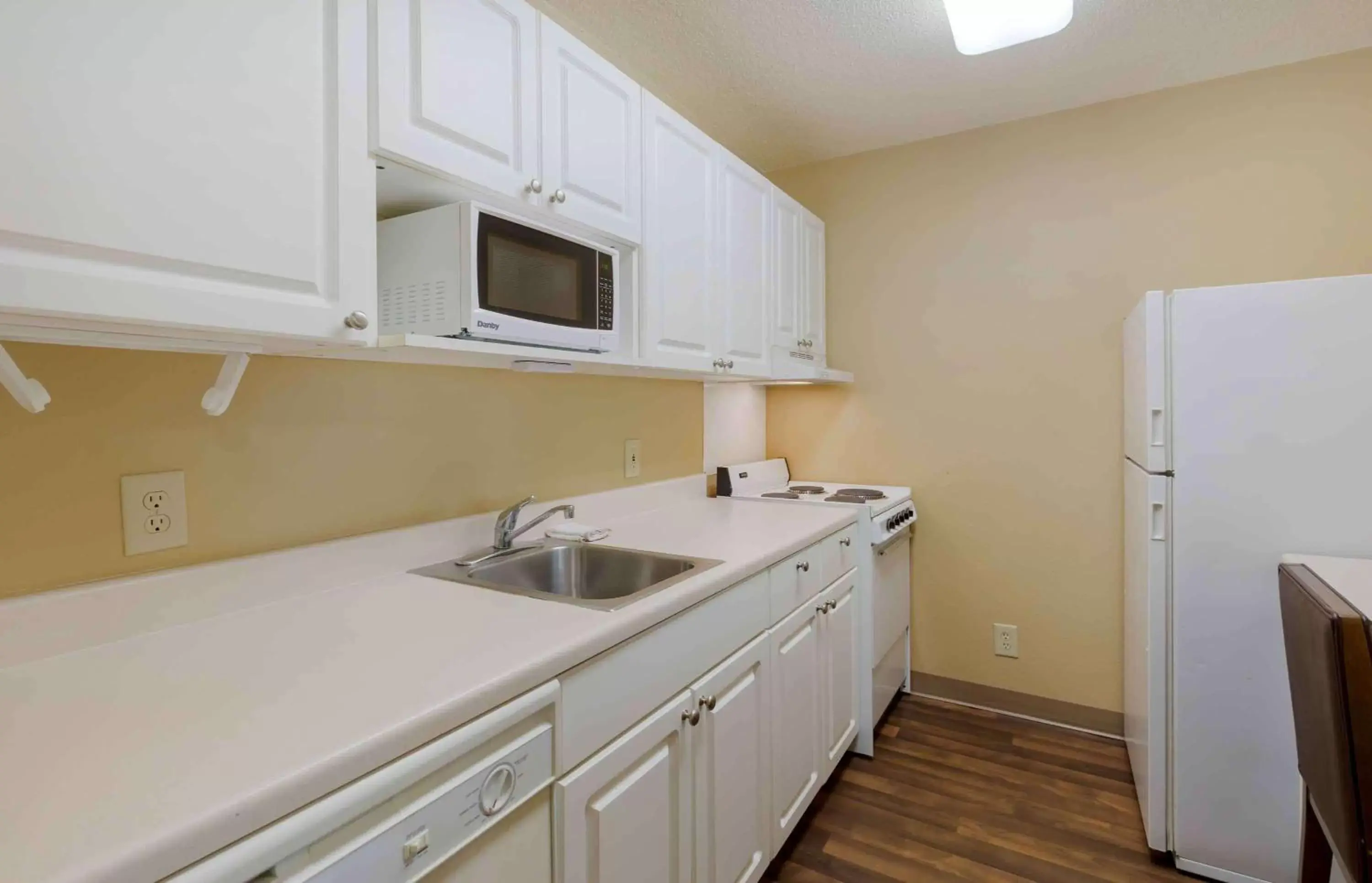 Bedroom, Kitchen/Kitchenette in Extended Stay America Select Suites - Raleigh - RTP - 4610 Miami Blvd