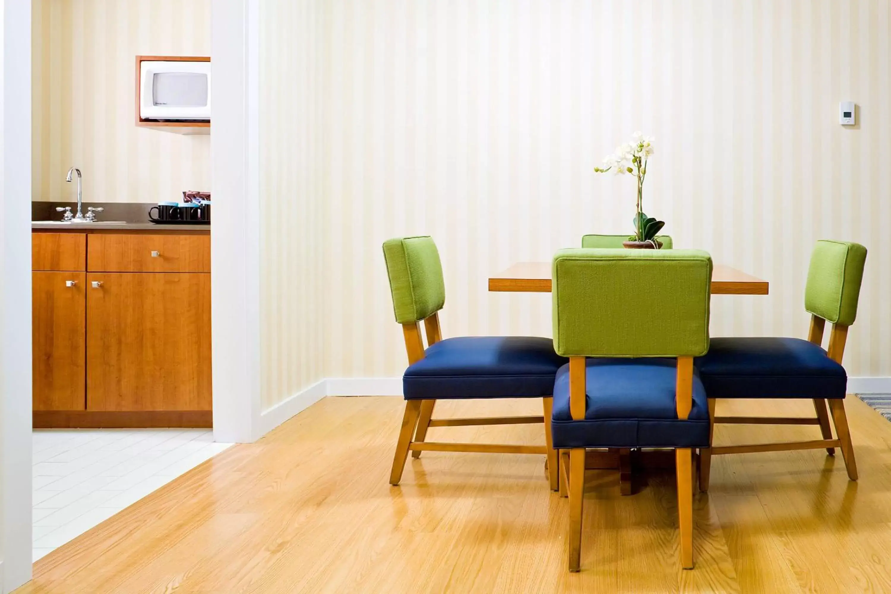 Kitchen or kitchenette, Dining Area in Four Points by Sheraton Eastham Cape Cod