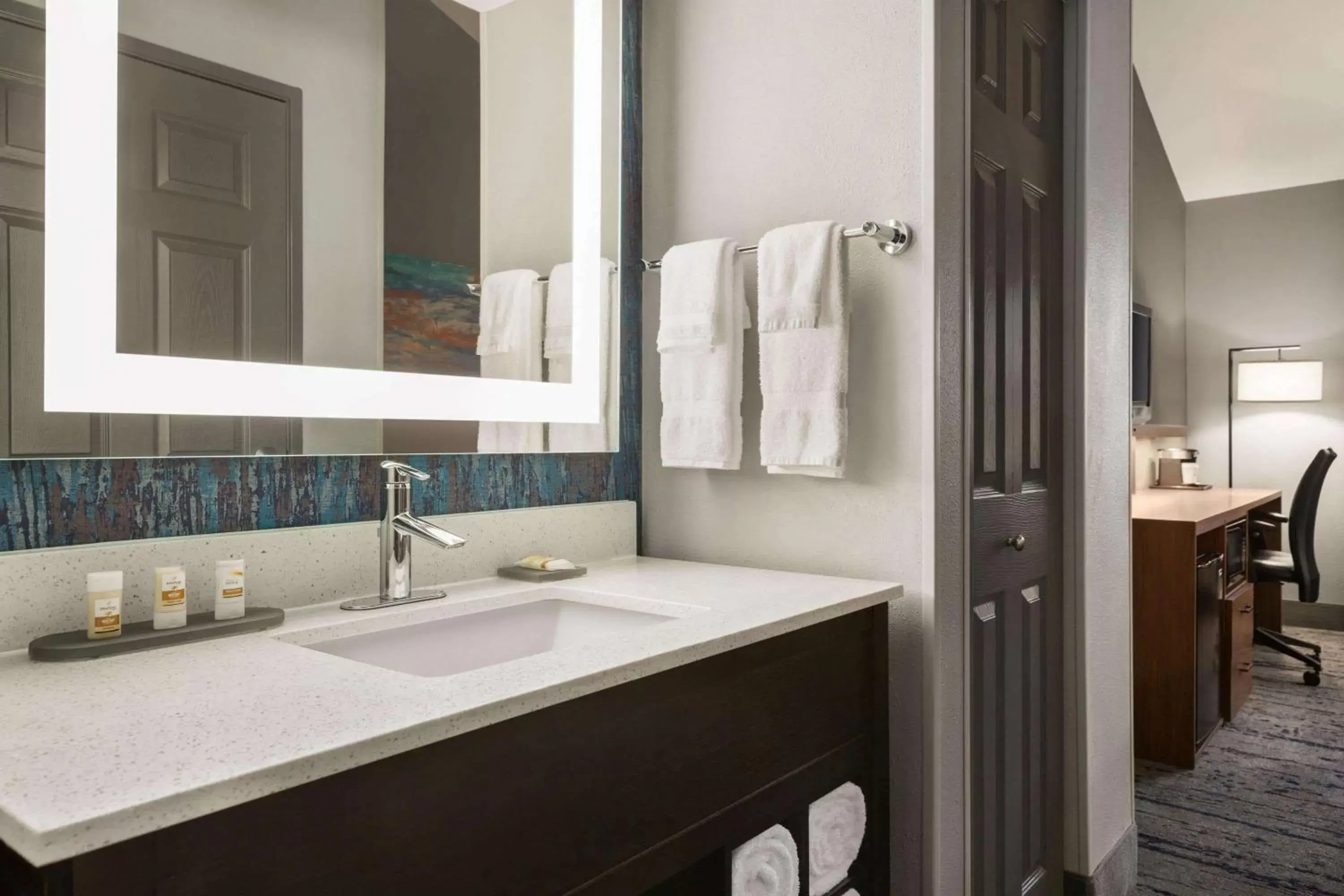 Bathroom, Bed in La Quinta by Wyndham Salem OR Bathroom, Bed in La Quinta by Wyndham Salem OR