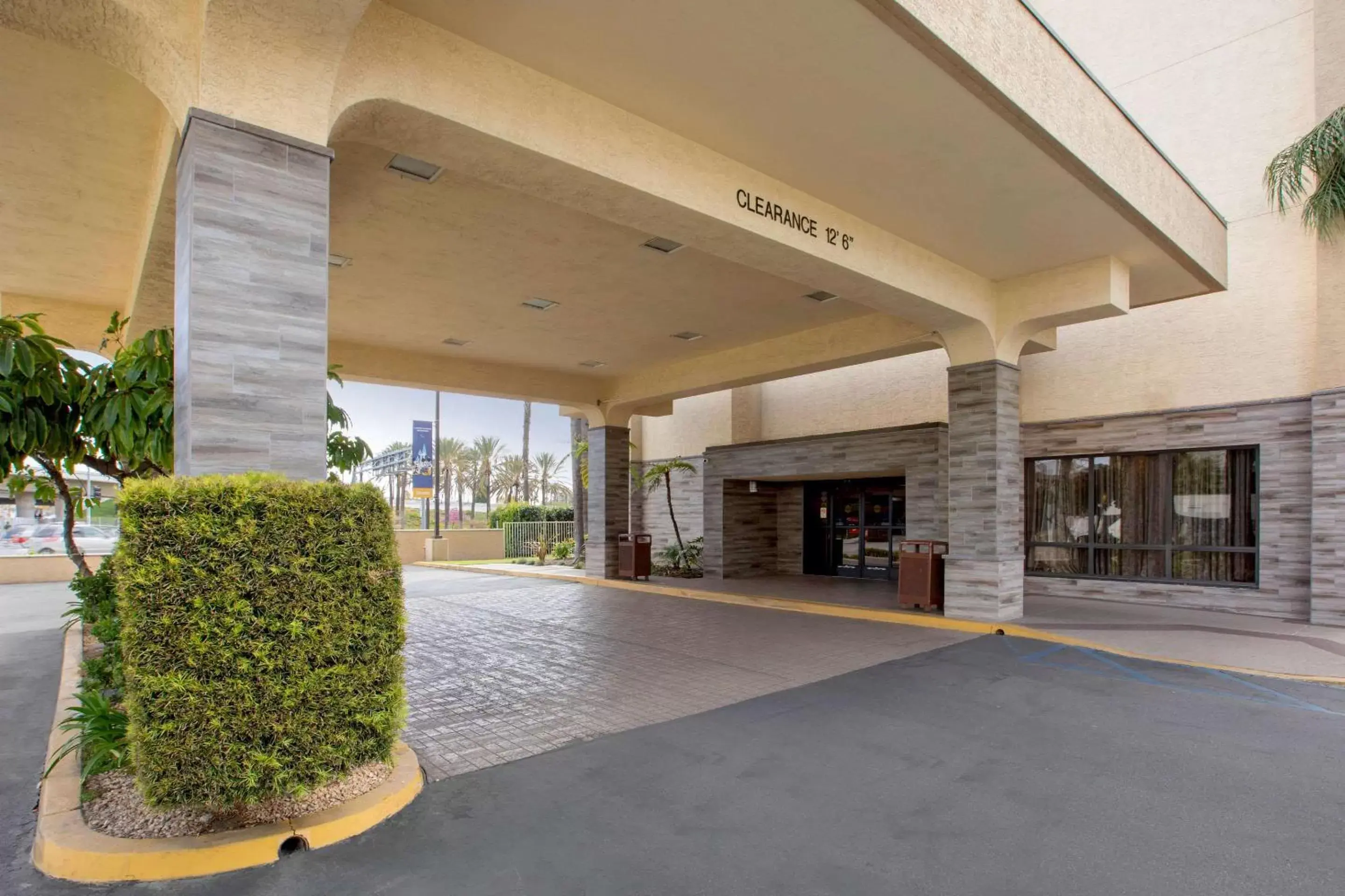 Property building in Comfort Inn Anaheim Resort