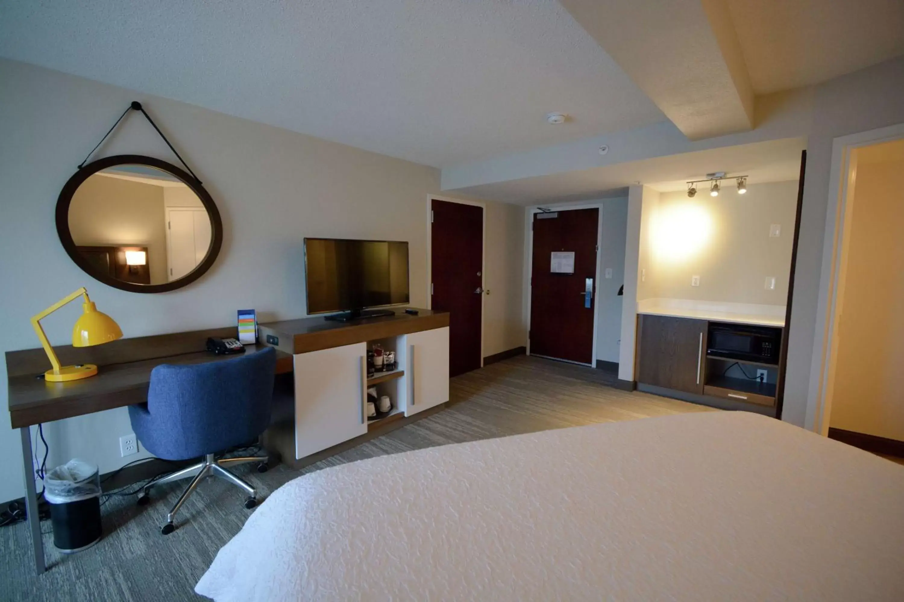 Bedroom, TV/Entertainment Center in Hampton Inn Salem East - Electric Road