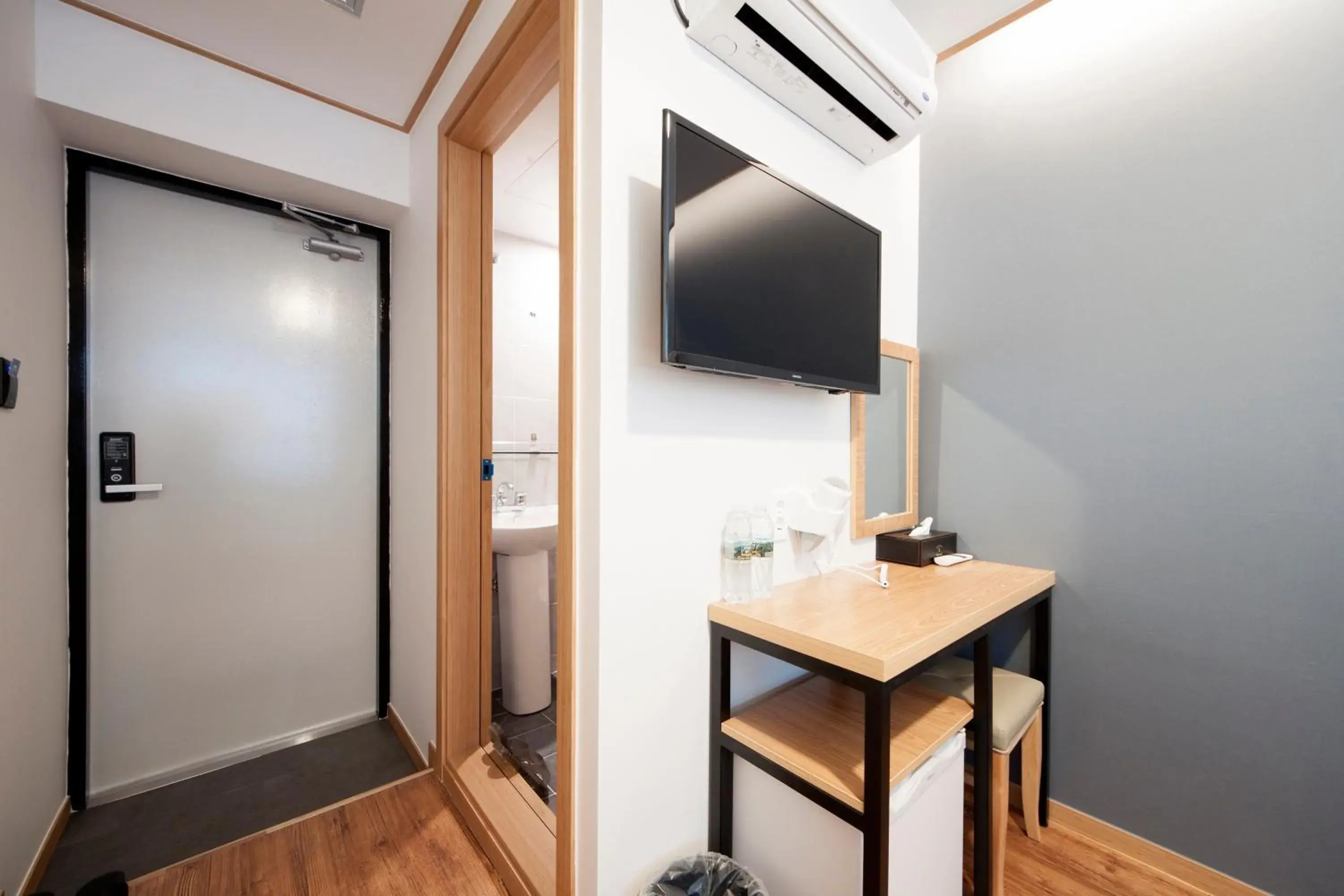 Toilet, TV/Entertainment Center in MAMA Guesthouse Haeundae