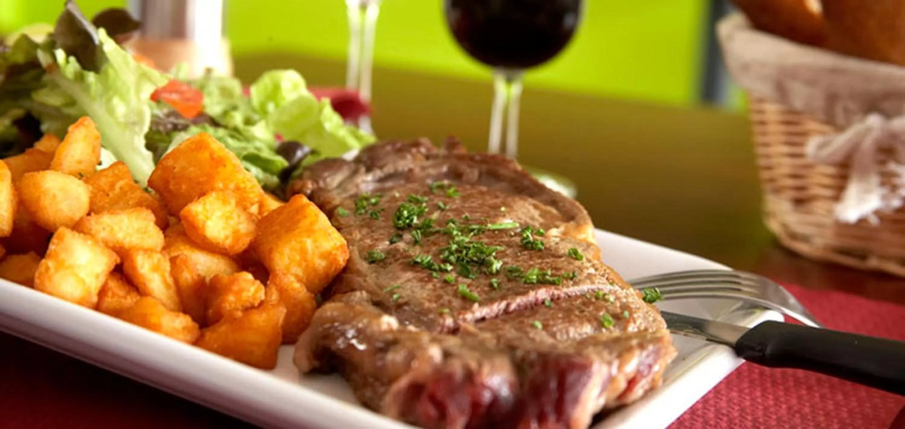 Communal lounge/ TV room in The Originals City, Hôtel Hélios, Roanne Nord