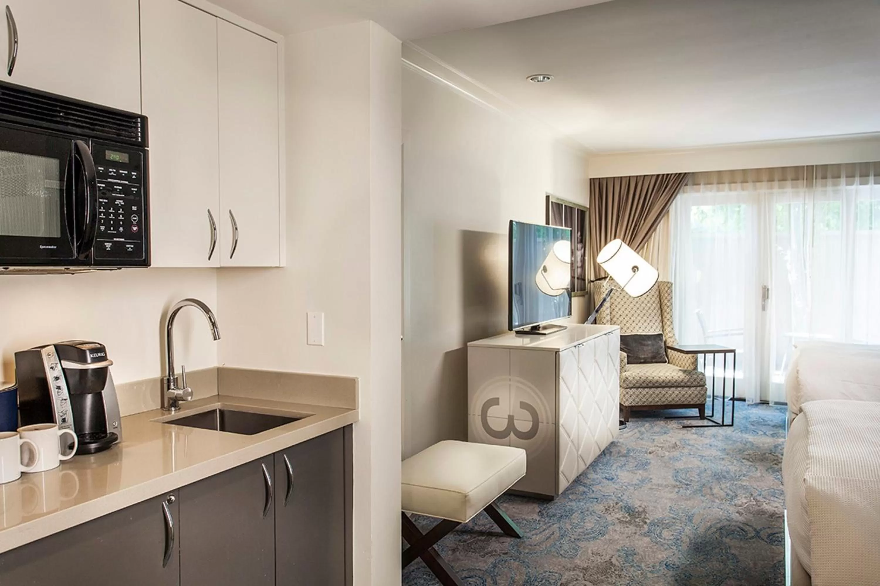 Kitchen or kitchenette in Hotel Amarano Burbank-Hollywood