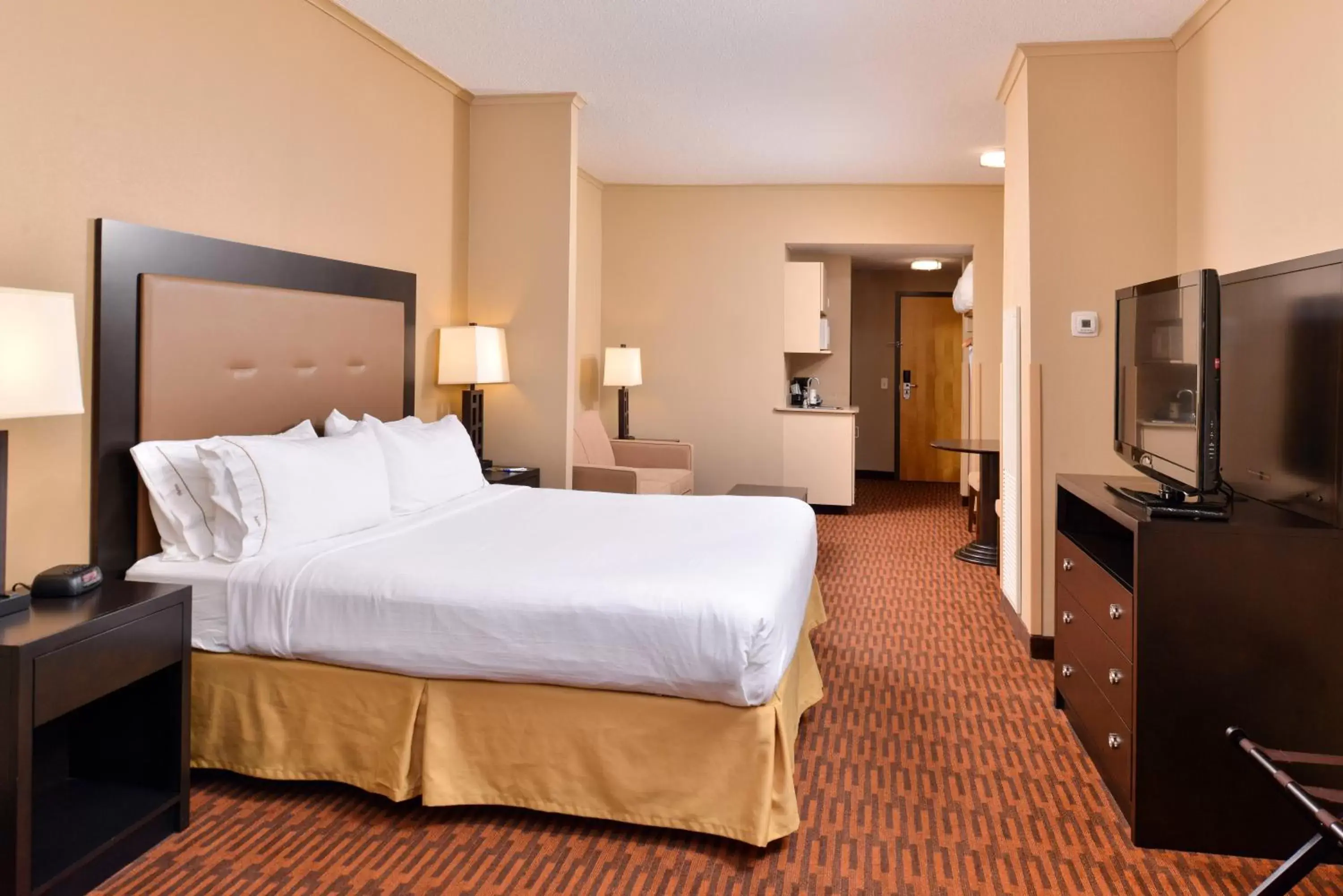 Photo of the whole room, Bed in Holiday Inn Express Breezewood, an IHG Hotel