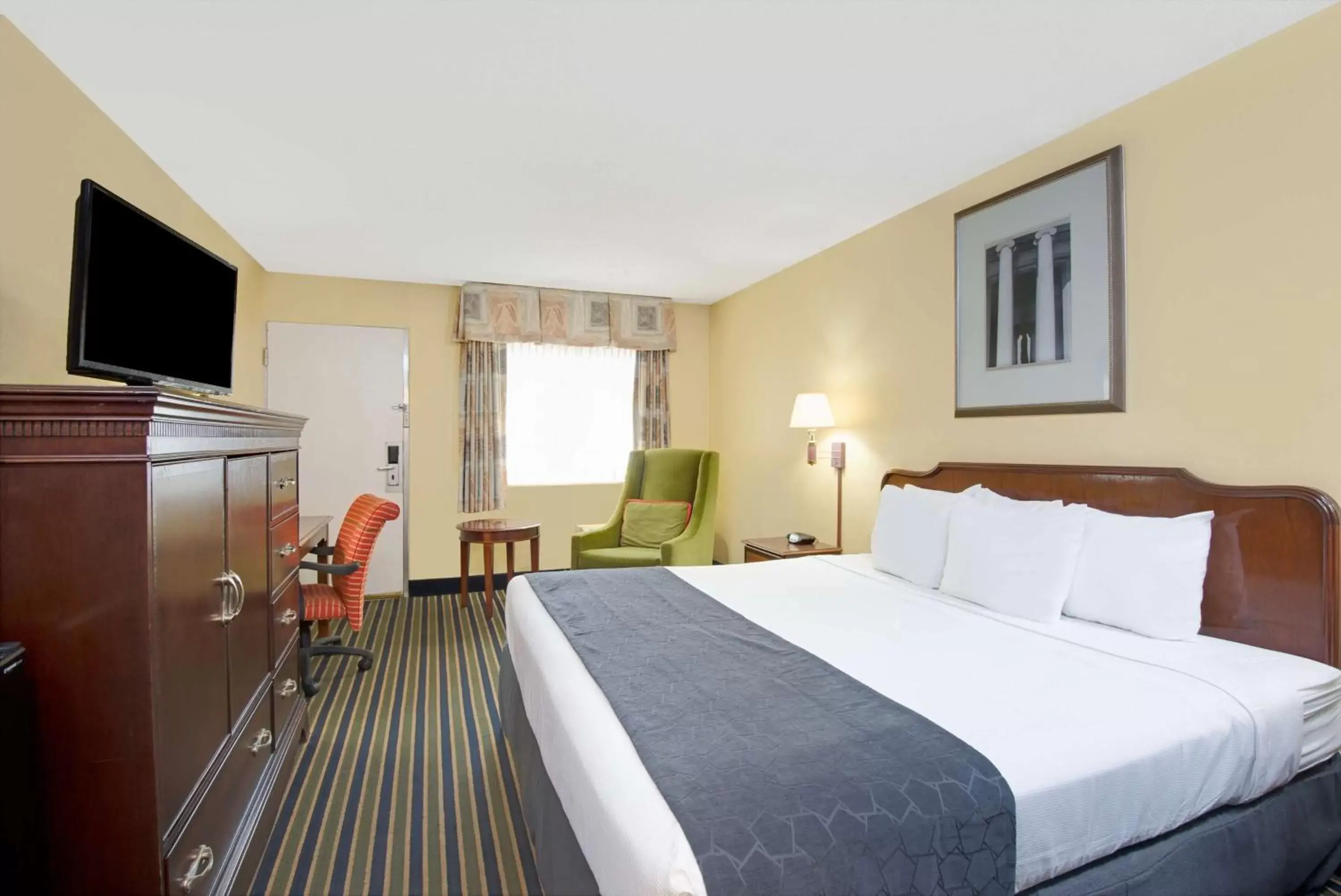 King Room - Non-Smoking in Days Inn by Wyndham Towson