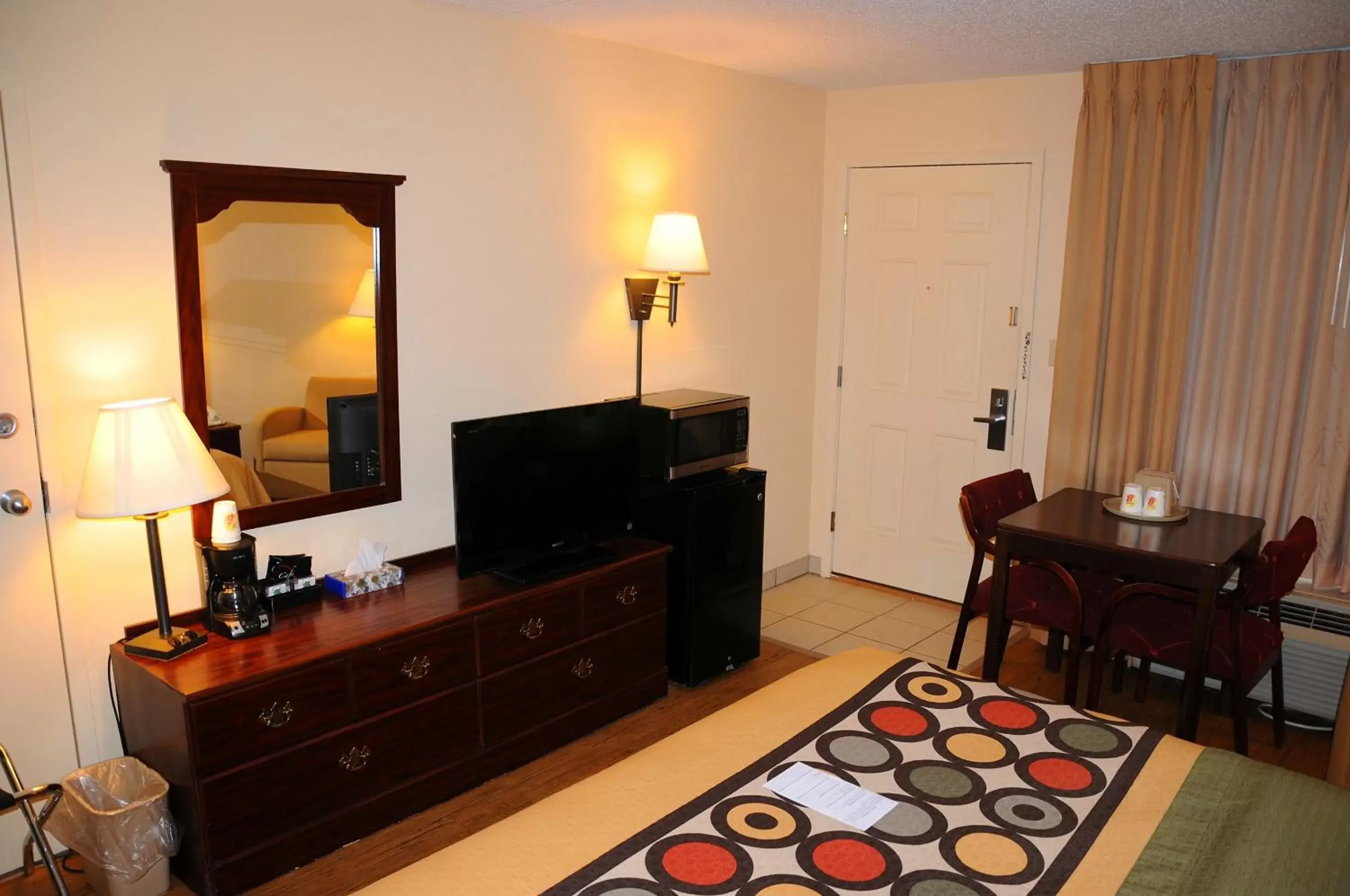 Photo of the whole room, TV/Entertainment Center in Super 8 by Wyndham Lamar