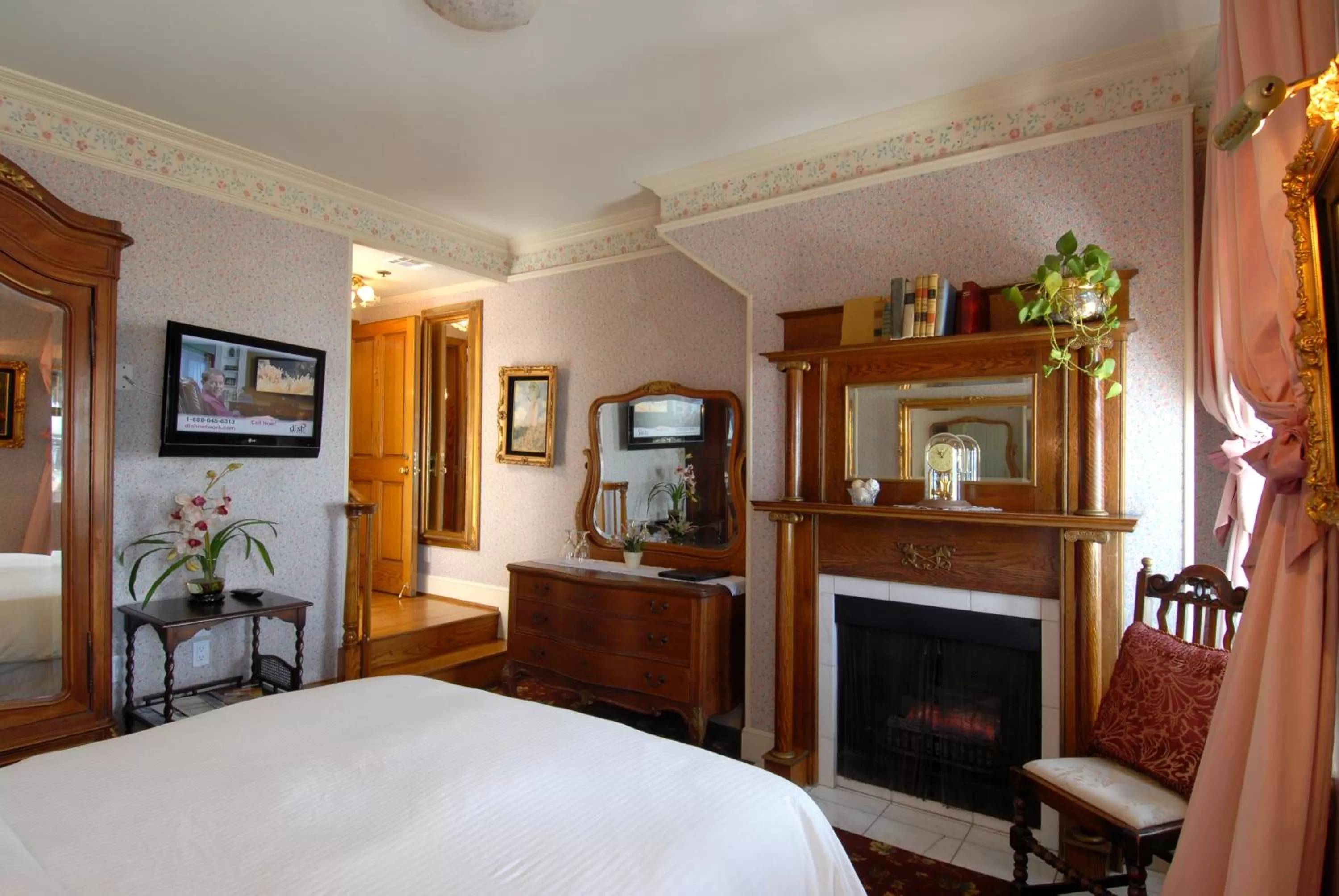 Sea view, Bed in Doryman's Oceanfront Inn