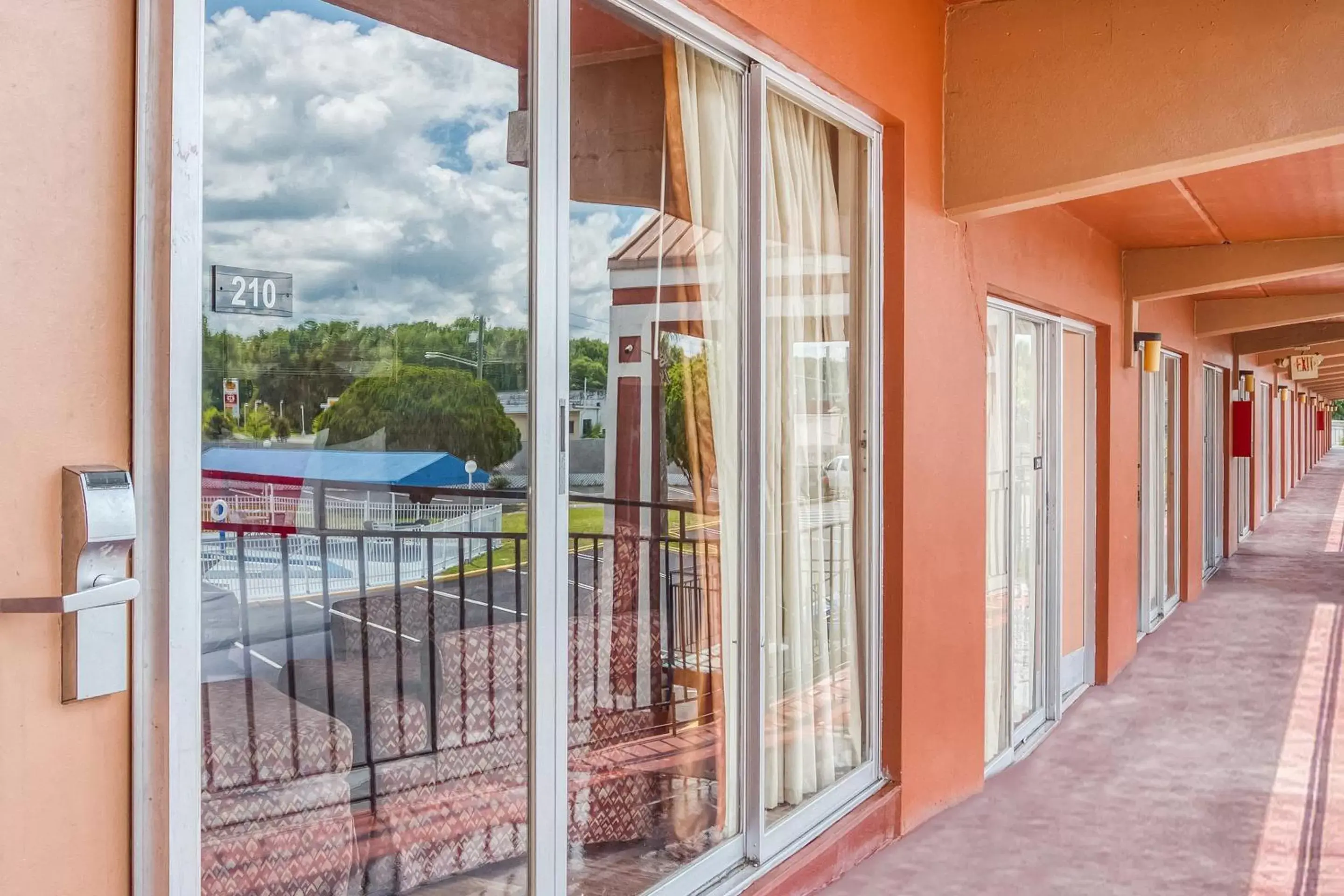 Balcony/Terrace in OYO Hotel Mustang Silver Spring FL
