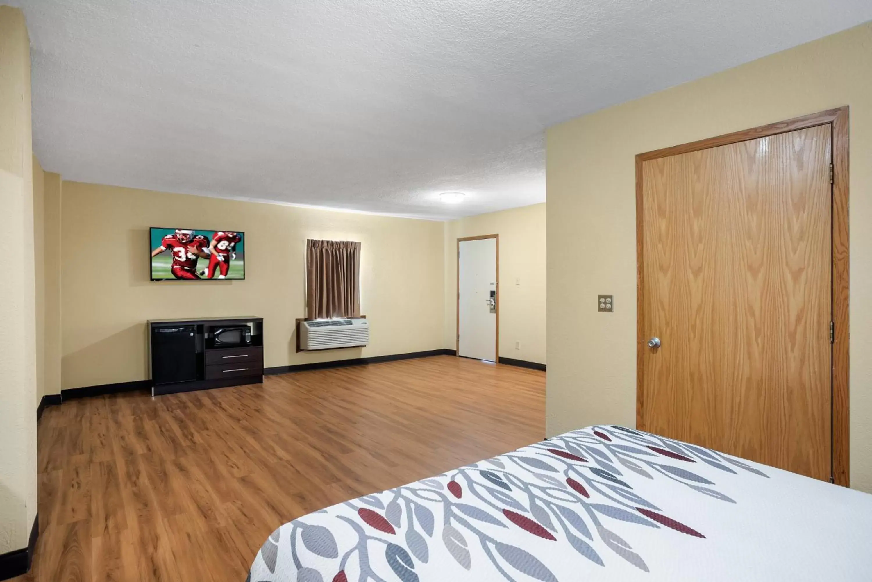 Photo of the whole room, Bed in Red Roof Inn Des Moines Photo of the whole room, Bed in Red Roof Inn Des Moines