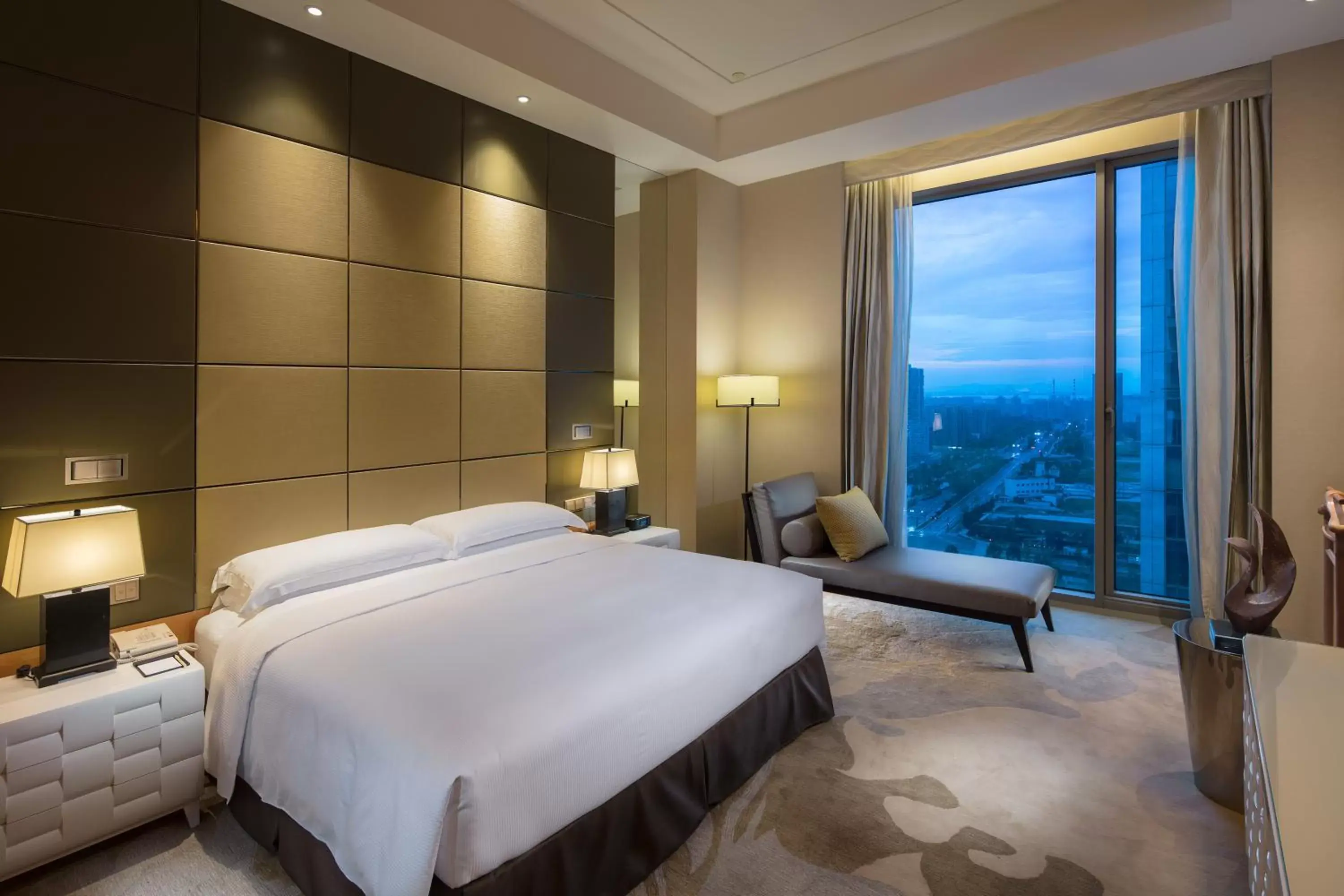 Bed in DoubleTree by Hilton Hangzhou East