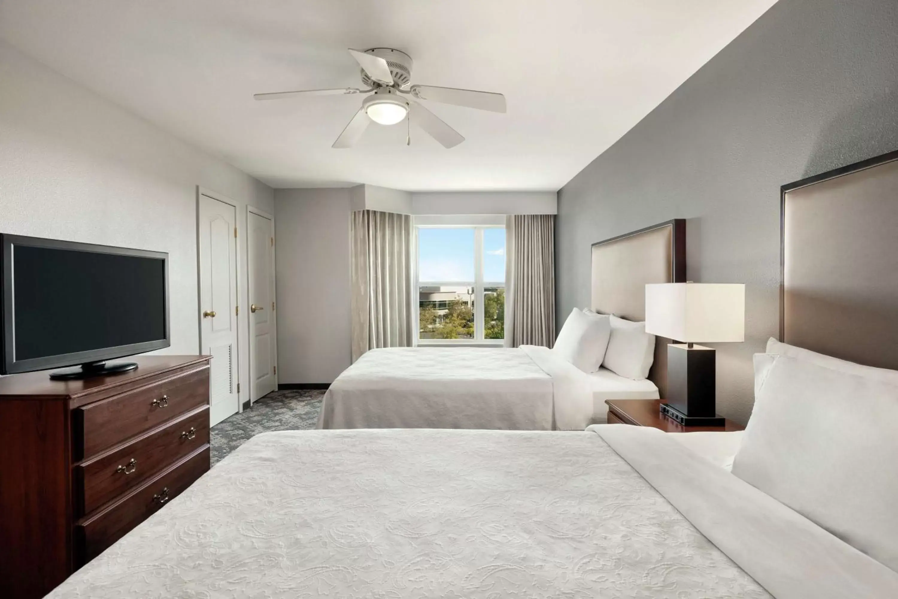 Bed, TV/Entertainment Center in Homewood Suites by Hilton Sacramento/Roseville