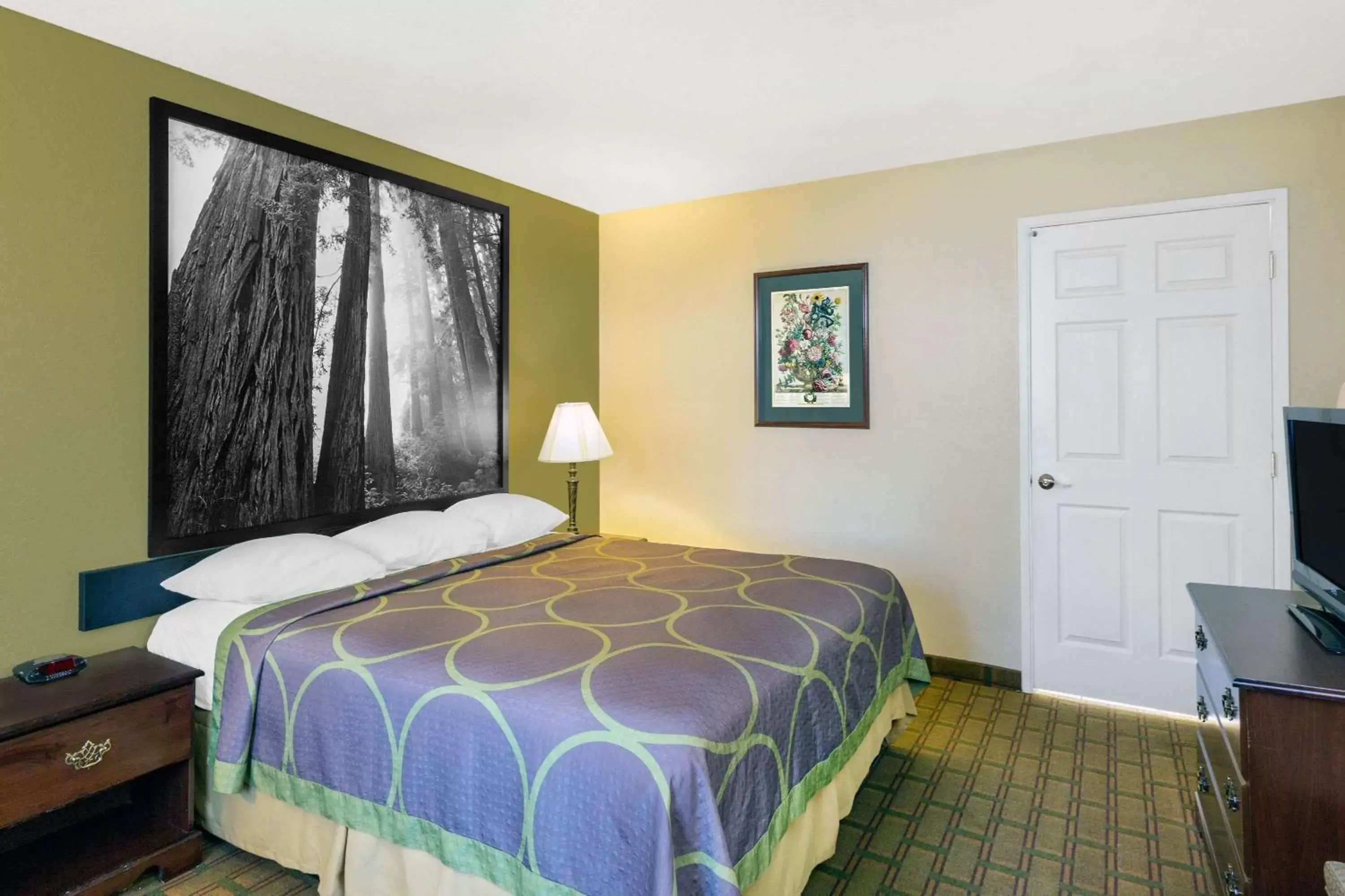 Photo of the whole room, Bed in Super 8 by Wyndham Corning