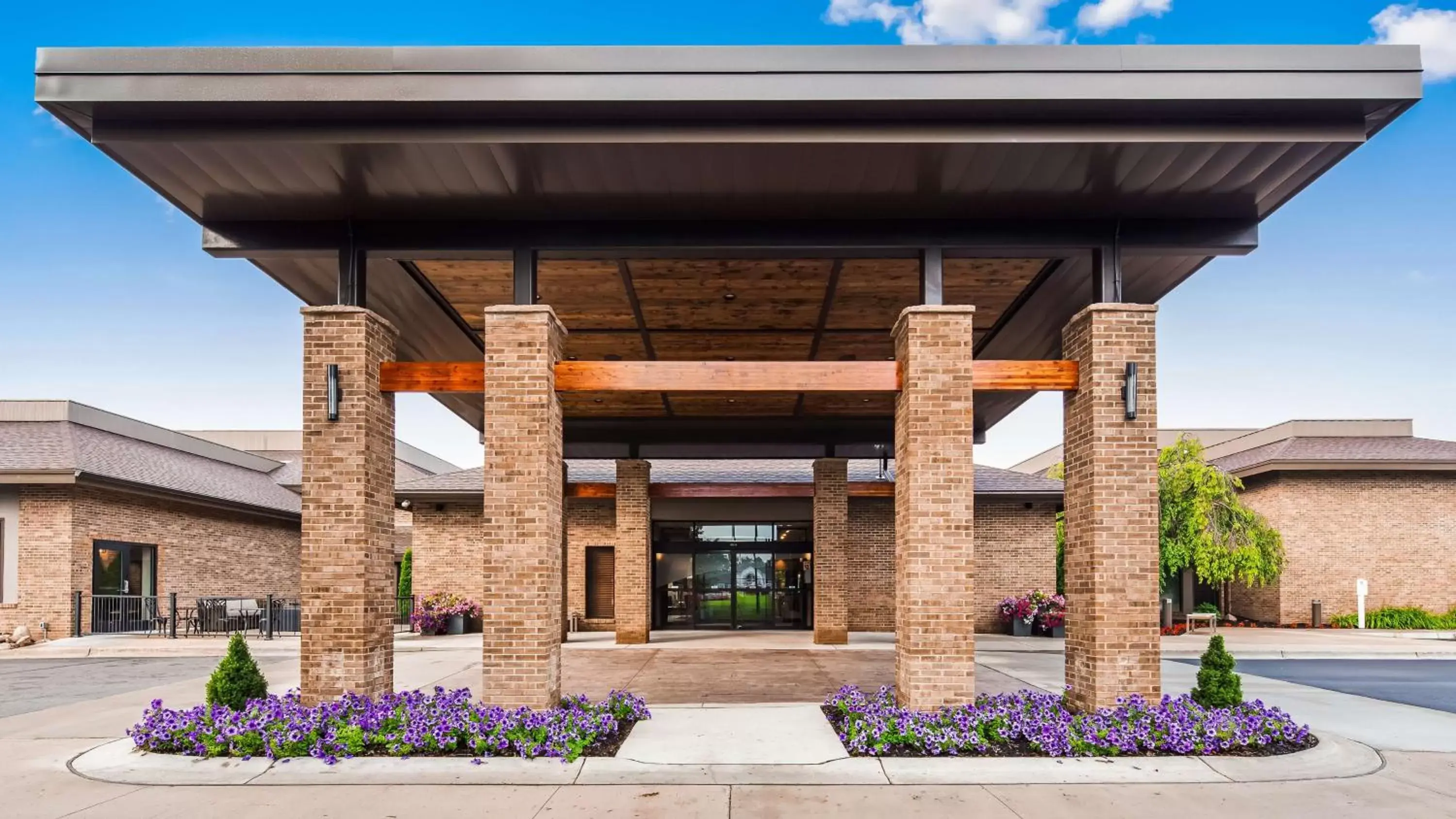 Property building in Best Western Okemos/East Lansing Hotel & Suites