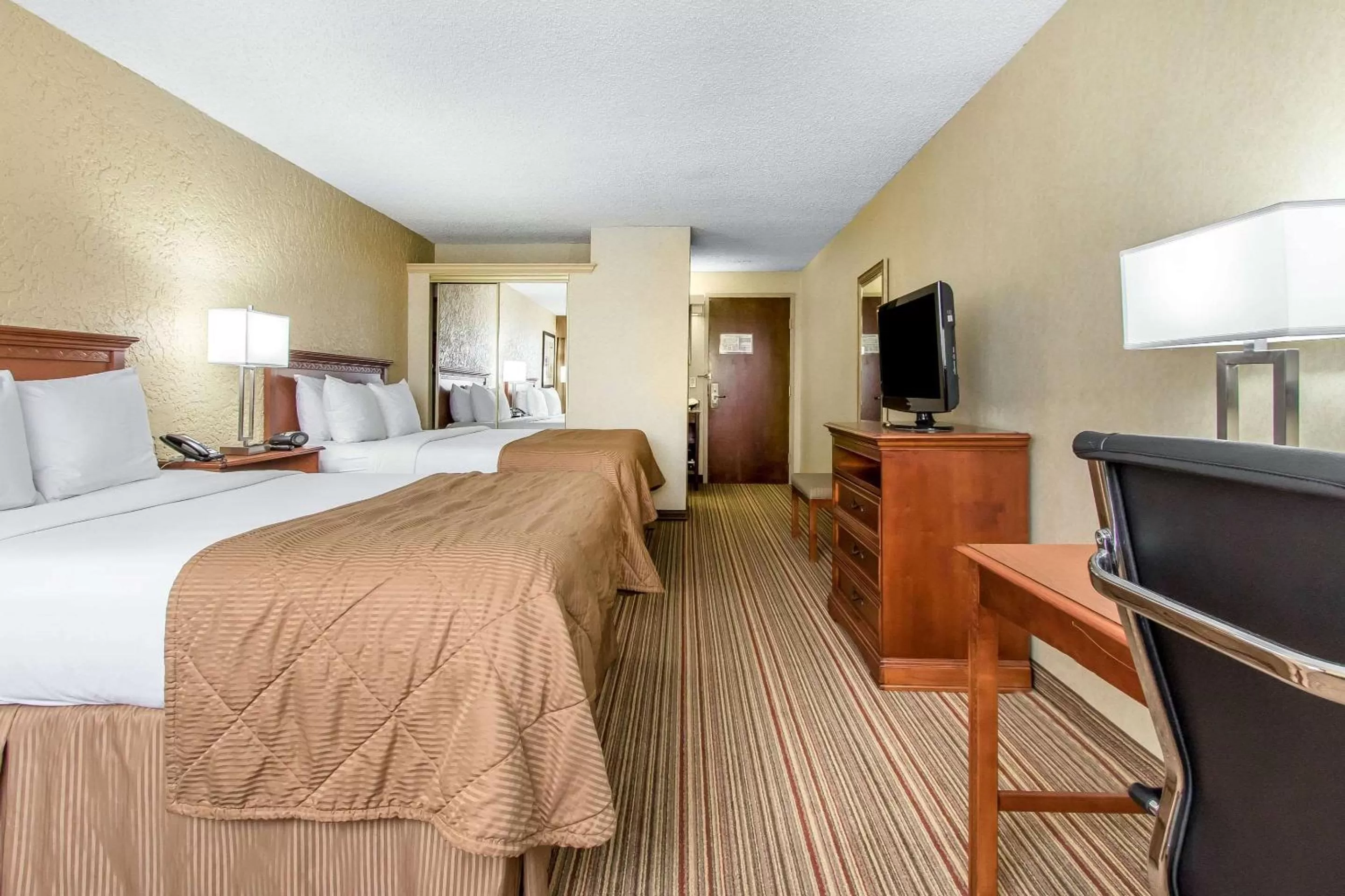 Photo of the whole room, Bed in Clarion Hotel Broken Arrow - Tulsa