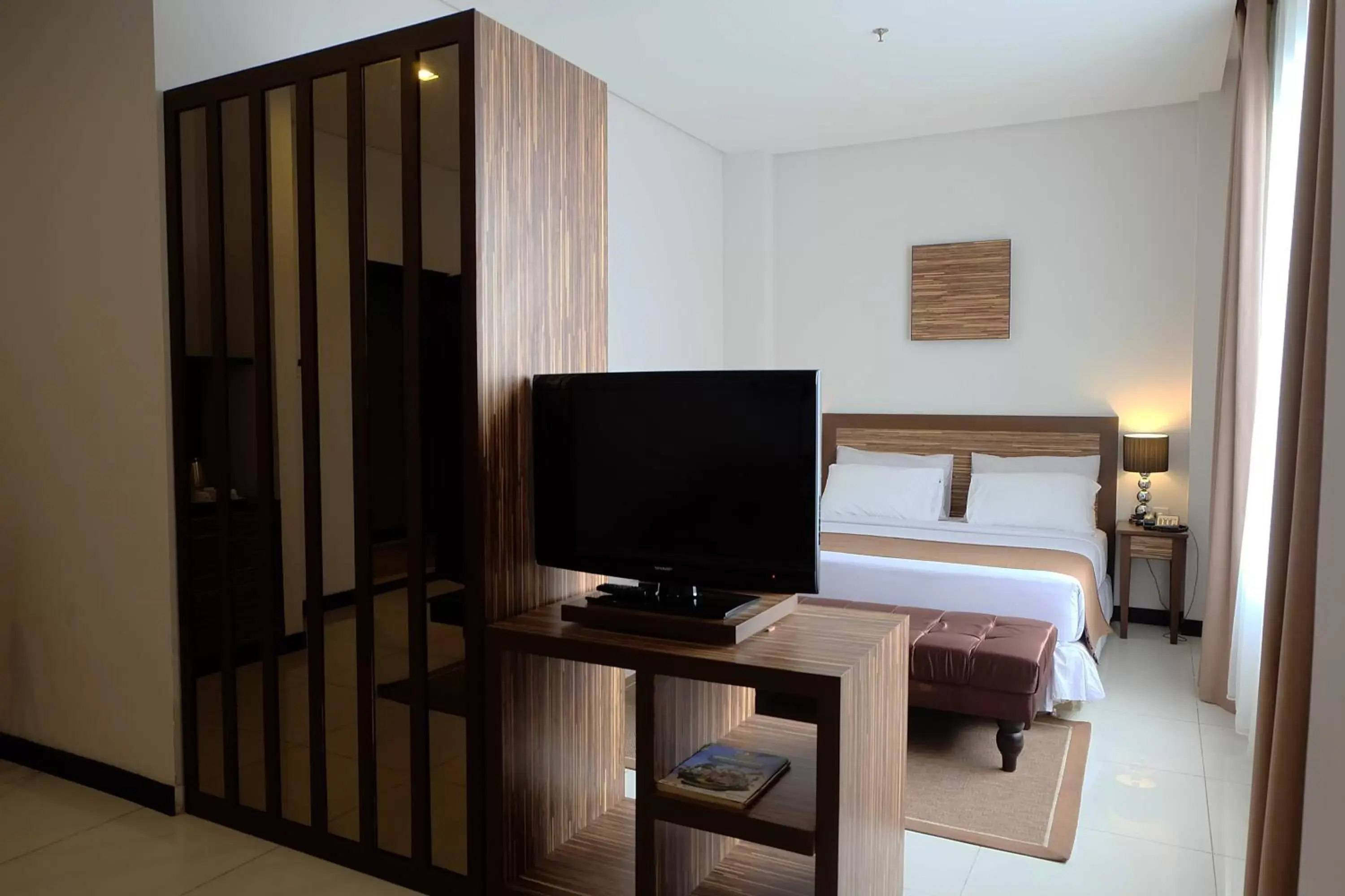 Bed, TV/Entertainment Center in Royal Hotel Bogor
