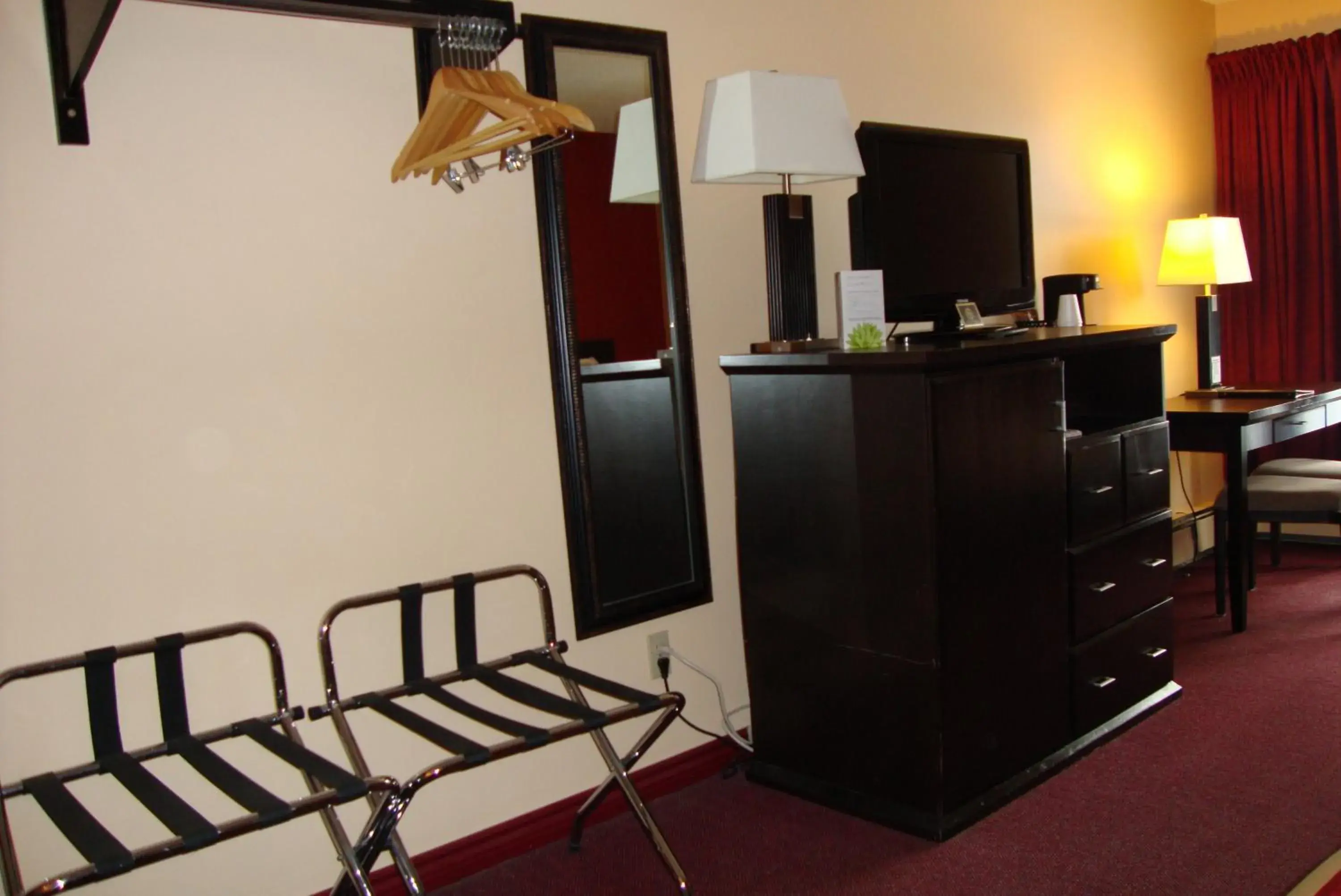 hair dresser, TV/Entertainment Center in Econolodge Edson