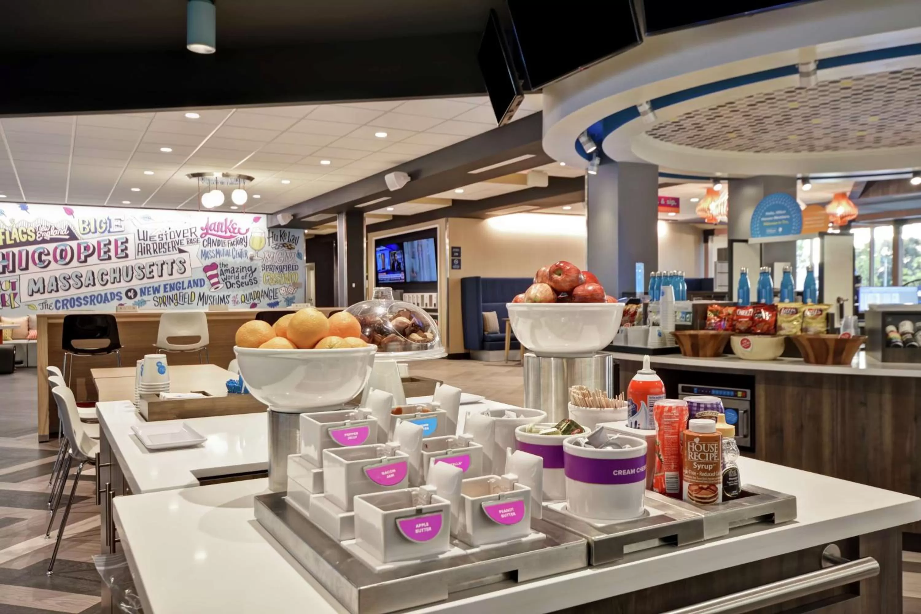 Lobby or reception in Tru By Hilton Chicopee Springfield