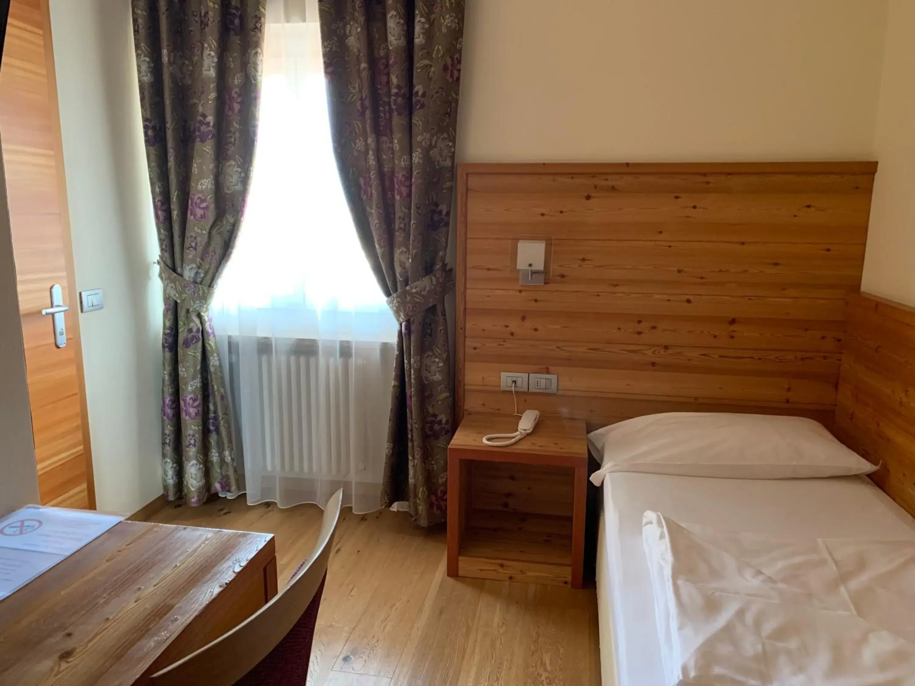 View (from property/room), Bed in Albergo Tuenno