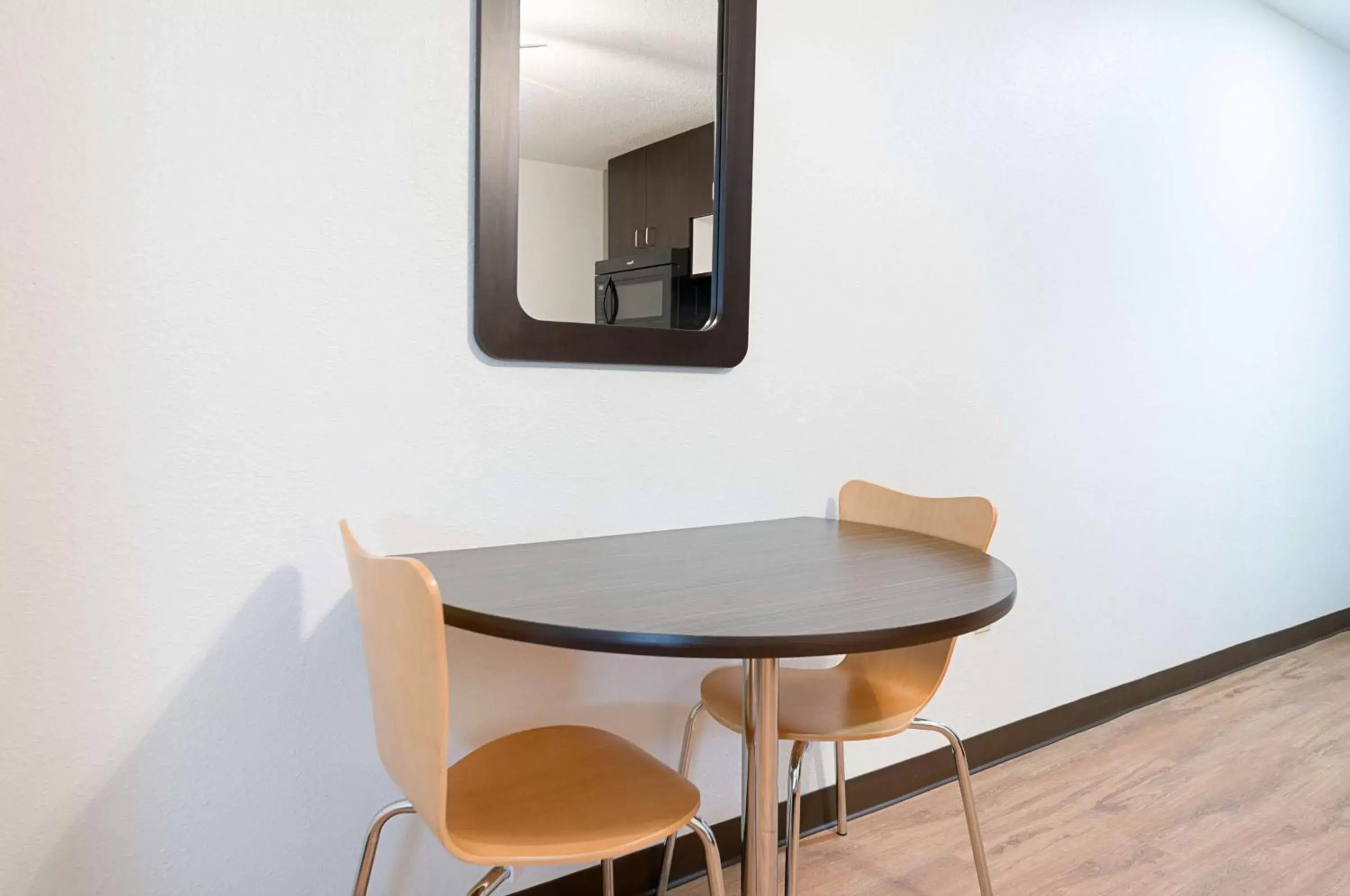 Photo of the whole room, Dining Area in Motel 6-New Iberia, LA