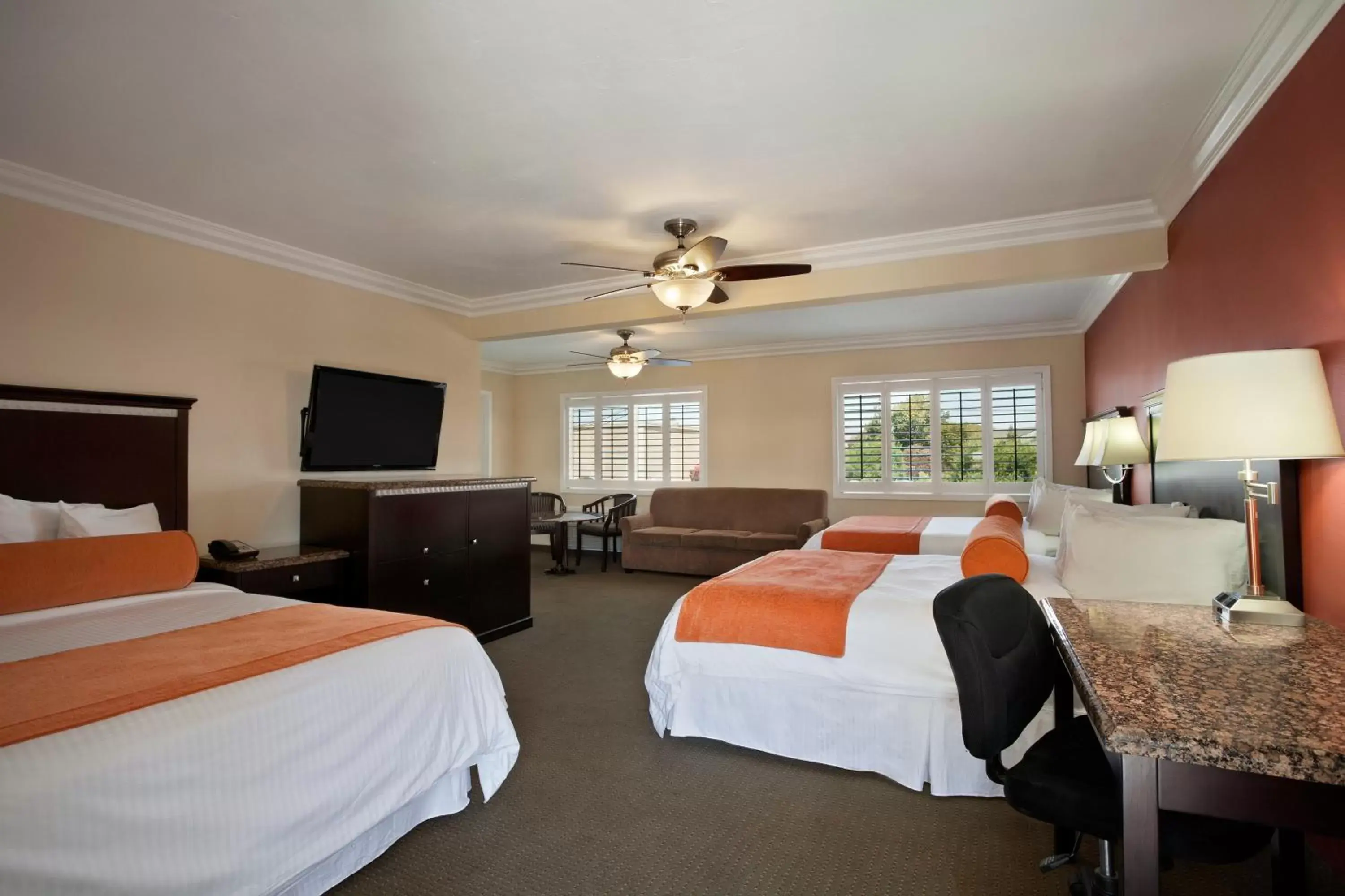 Bedroom, TV/Entertainment Center in Travelodge by Wyndham Santa Maria