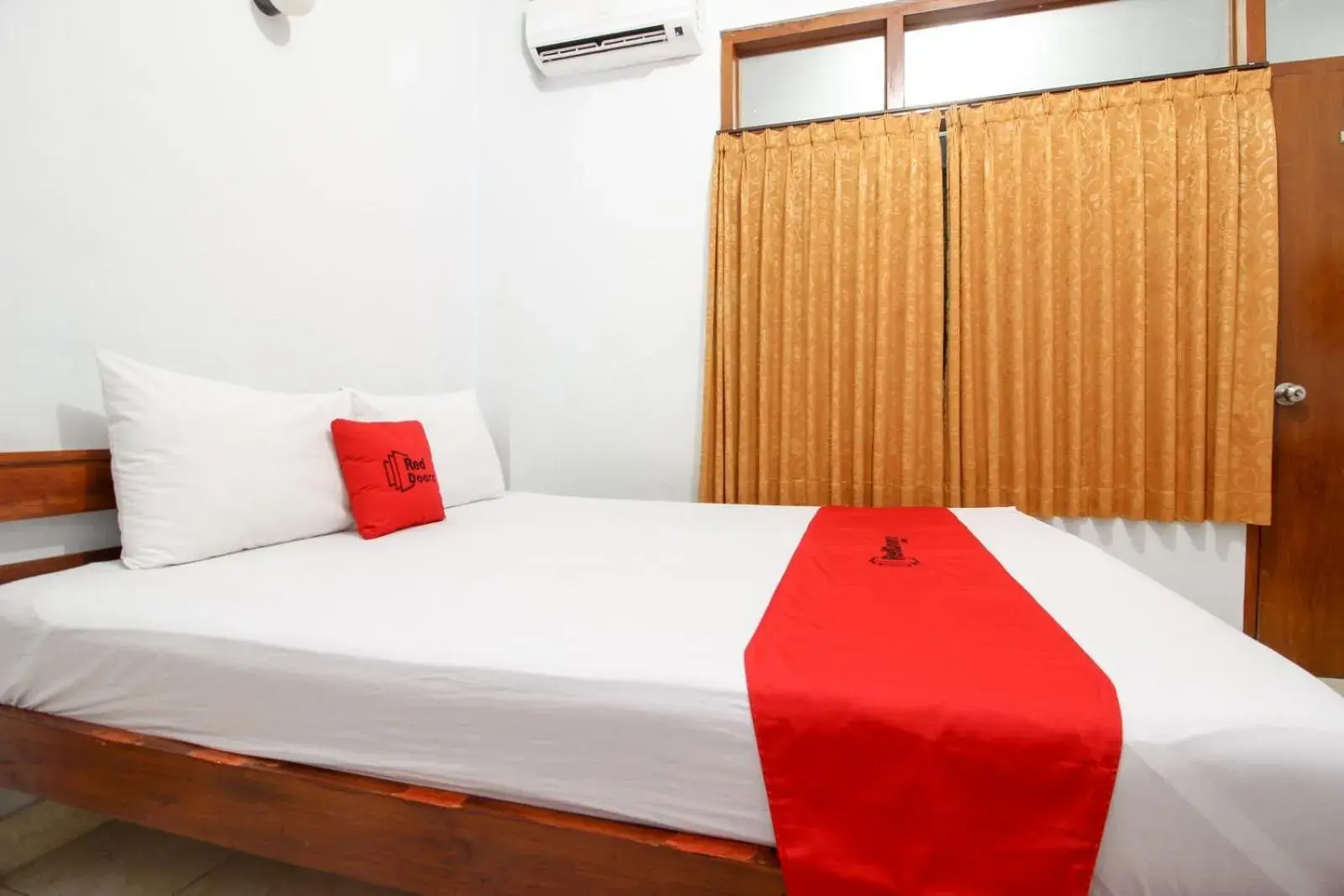 Bedroom, Bed in RedDoorz Plus near Alun Alun Selatan