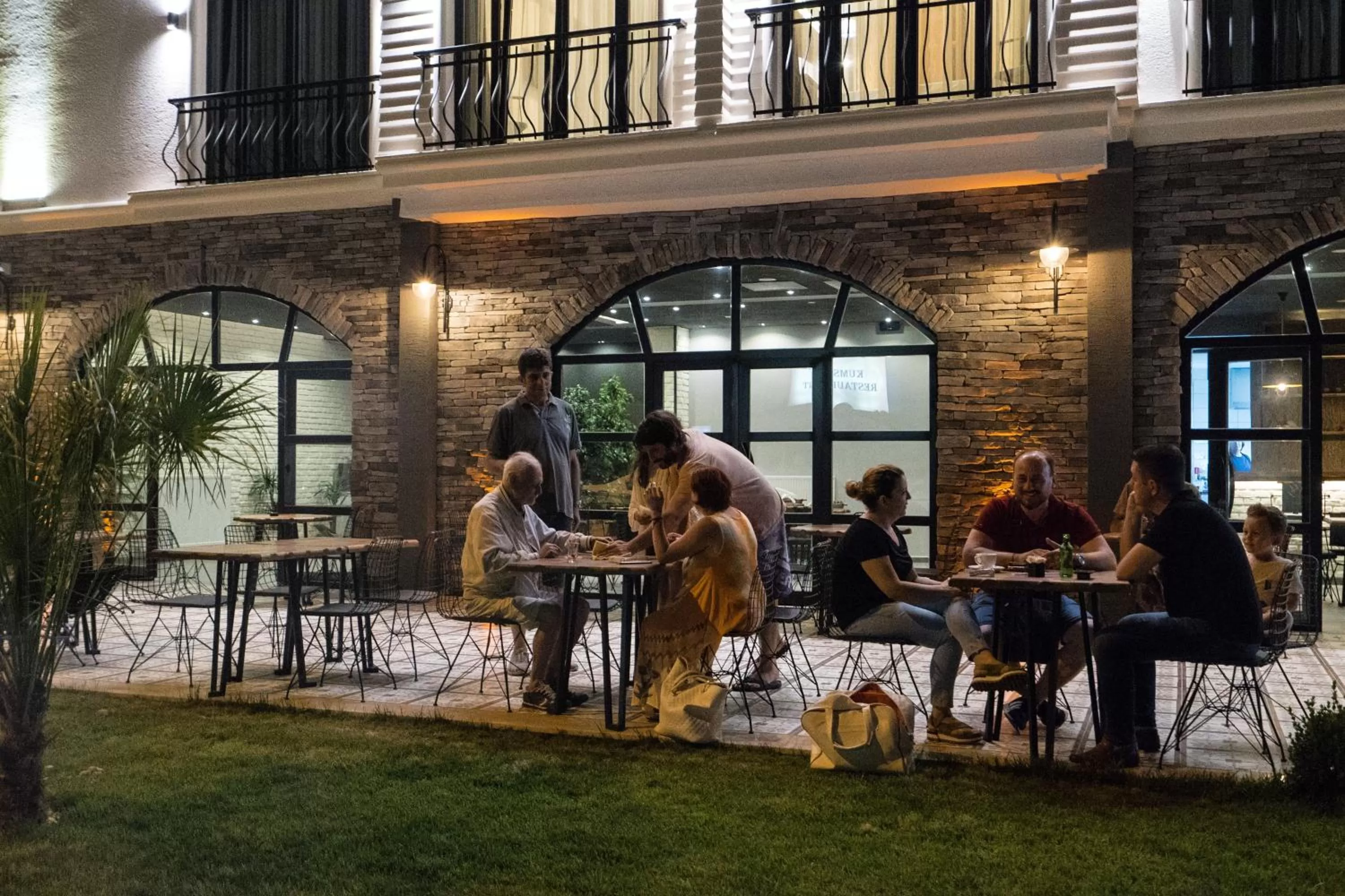 Restaurant/places to eat in 8 Rooms Hotel