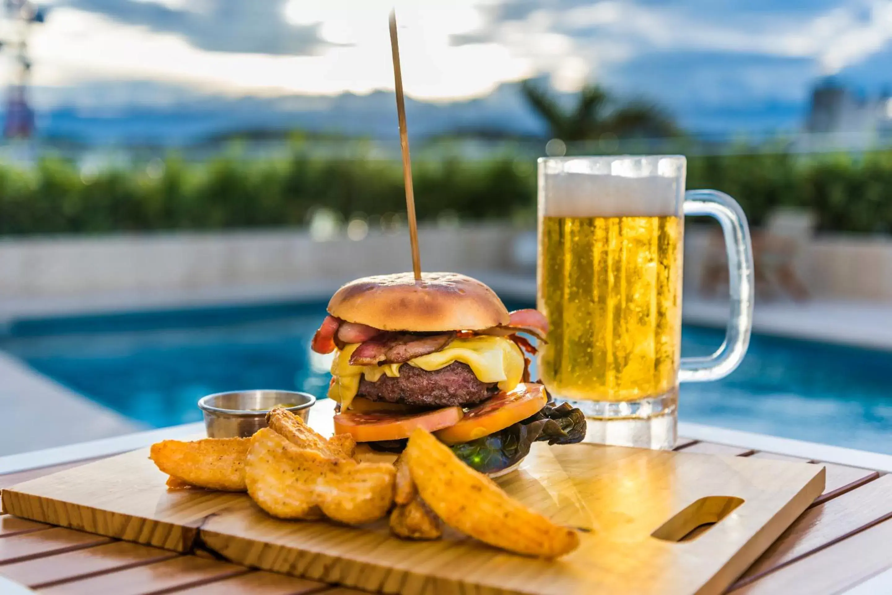 Food and drinks, Swimming Pool in Holiday Inn Cúcuta, an IHG Hotel