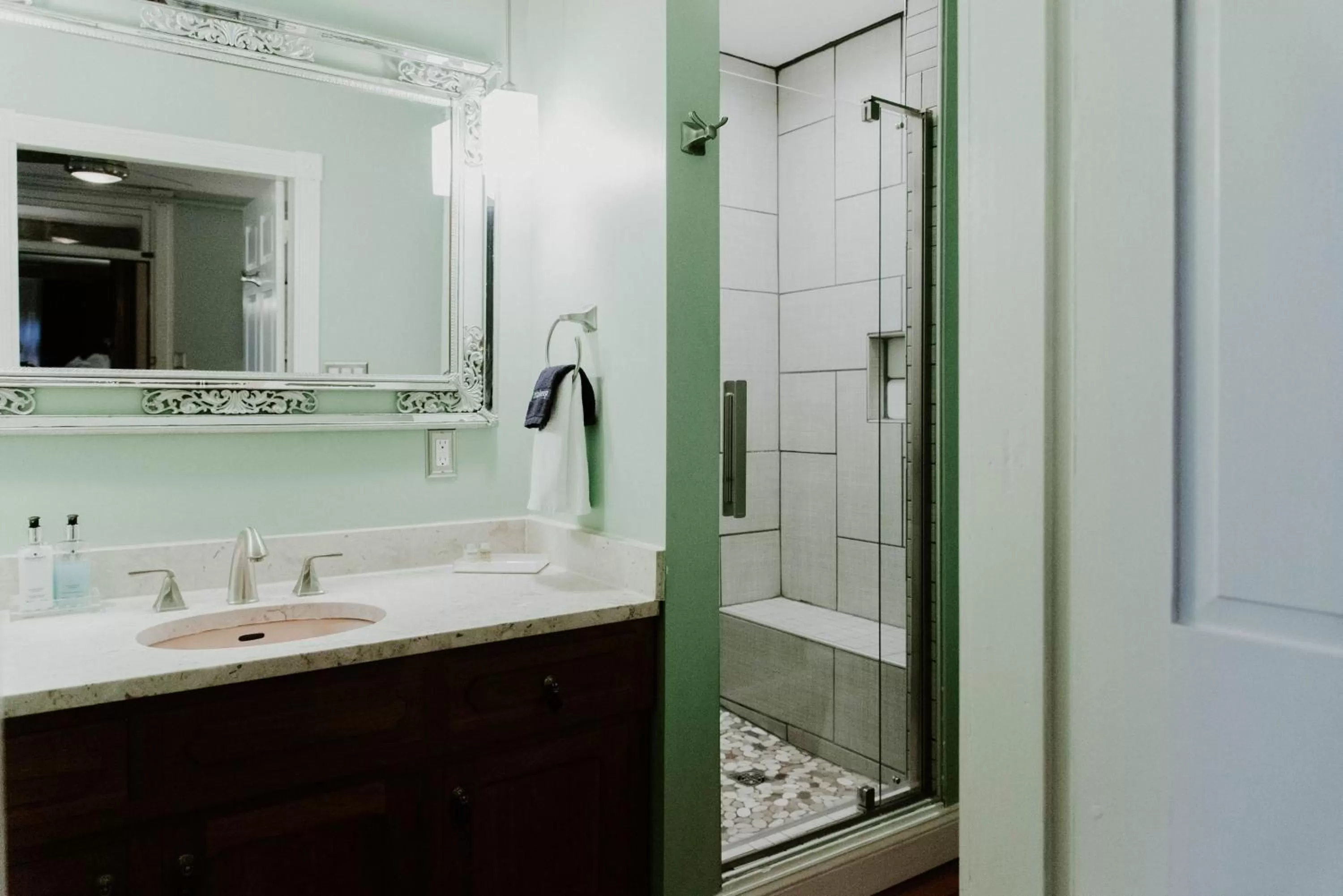 Shower in Georges on York B&B