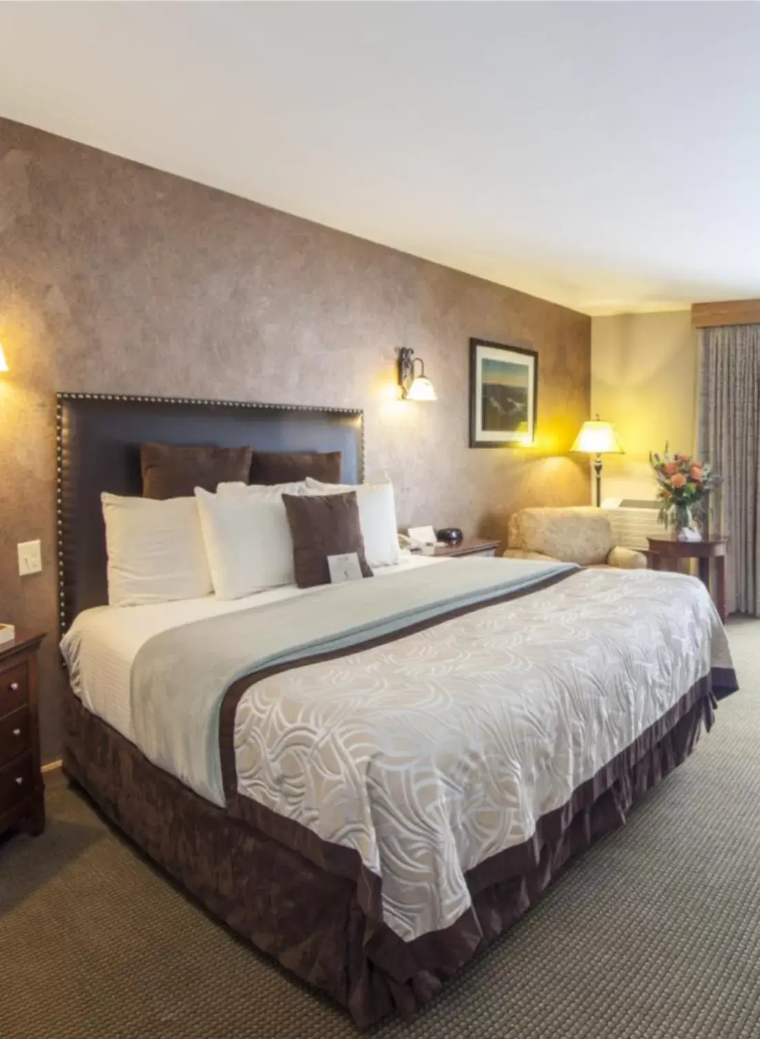 Bed in Golden Arrow Lakeside Resort