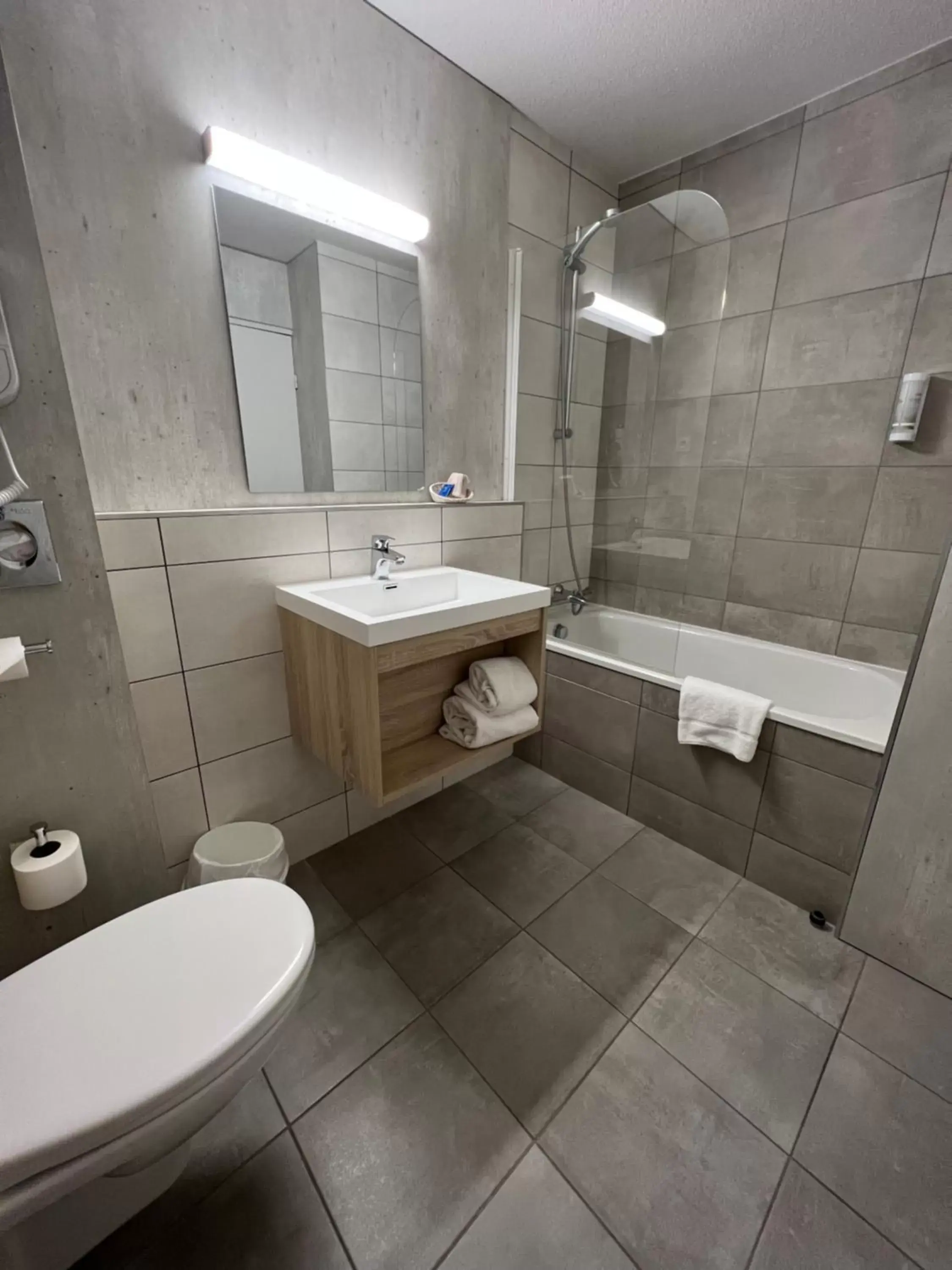 Bathroom in Brit Hotel Landivisiau