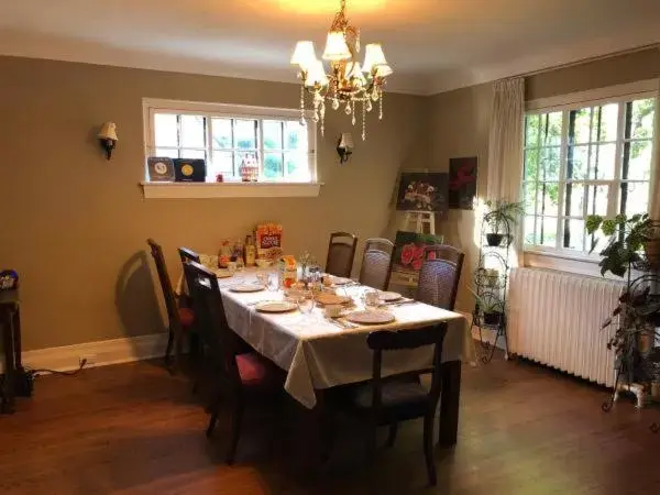 Dining area, Restaurant/Places to Eat in Ambassador B&B