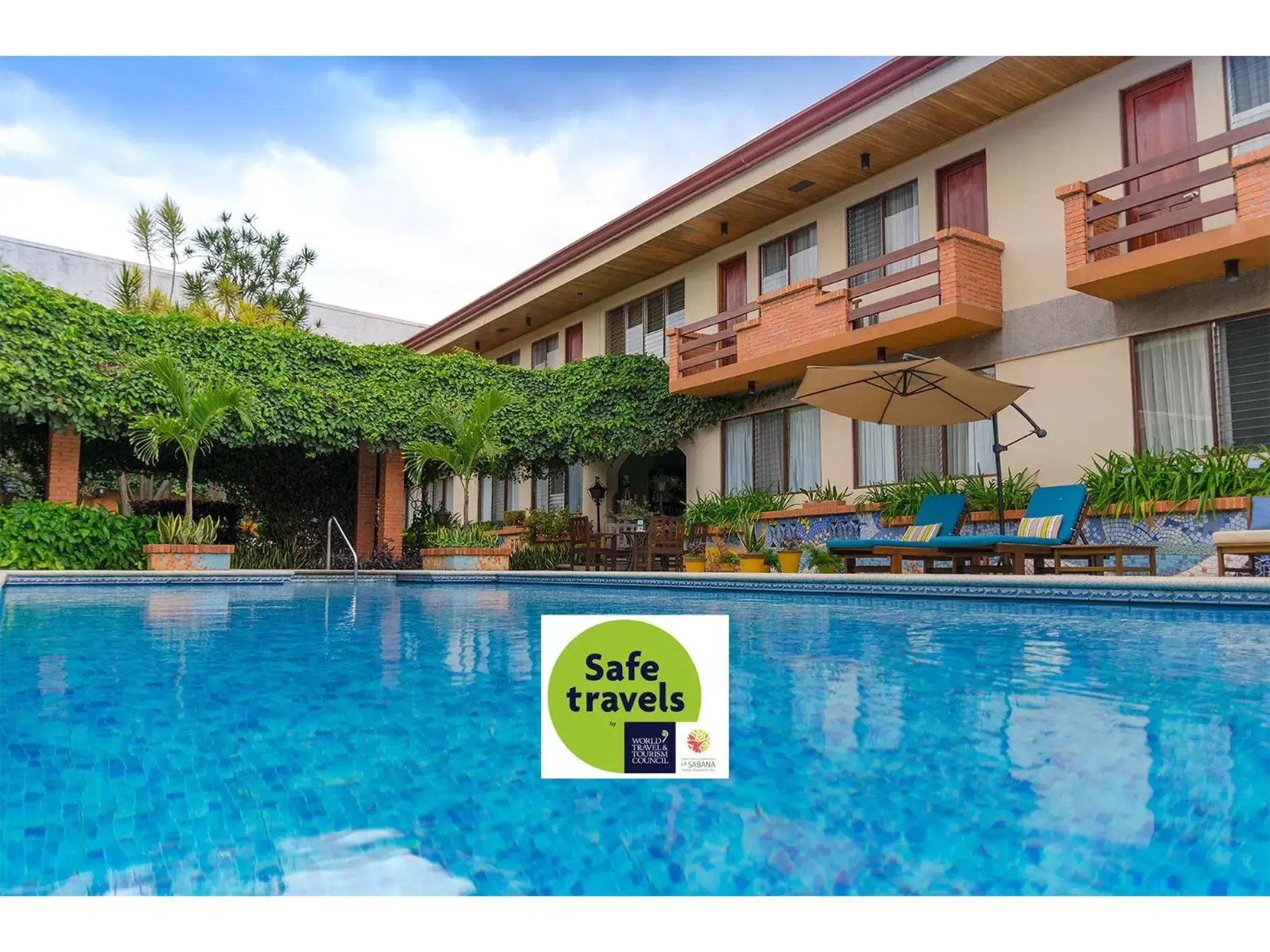 Swimming pool, Property Building in La Sabana Hotel Suites Apartments