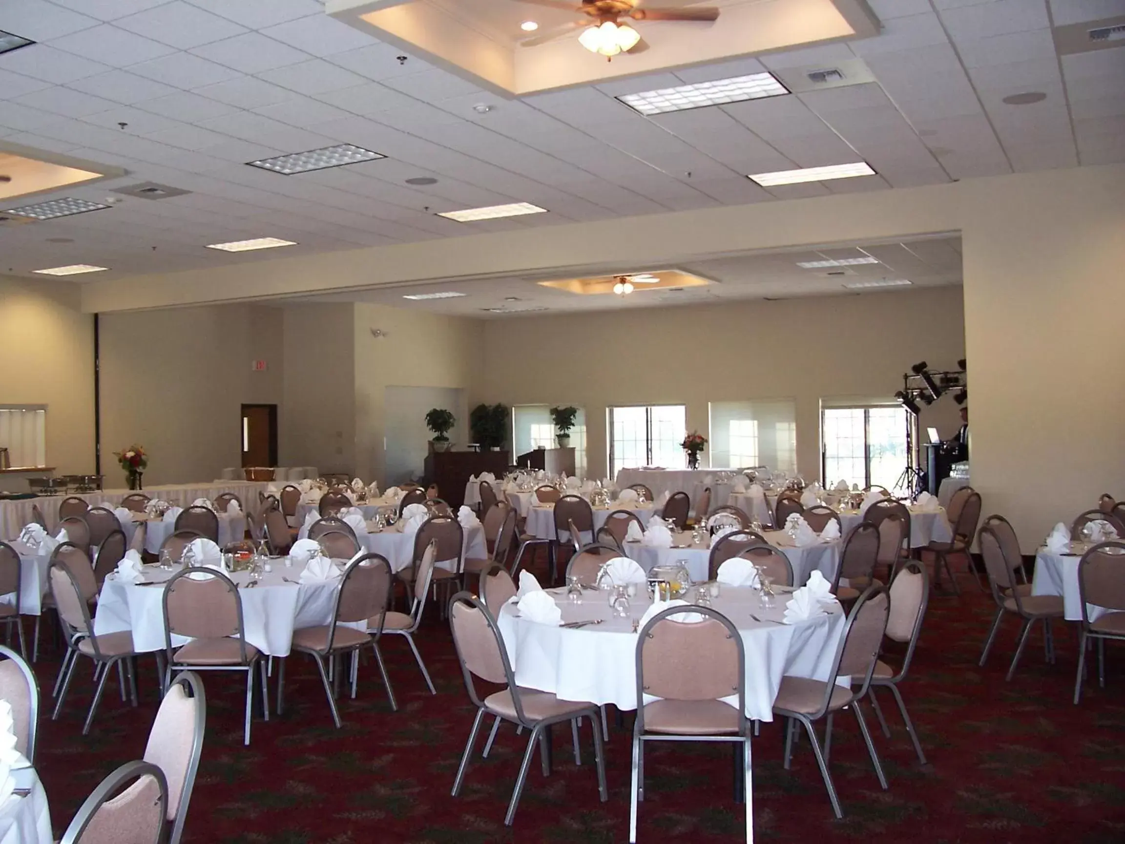 Banquet/Function facilities, Restaurant/Places to Eat in Bitterroot River Inn and Conference Center