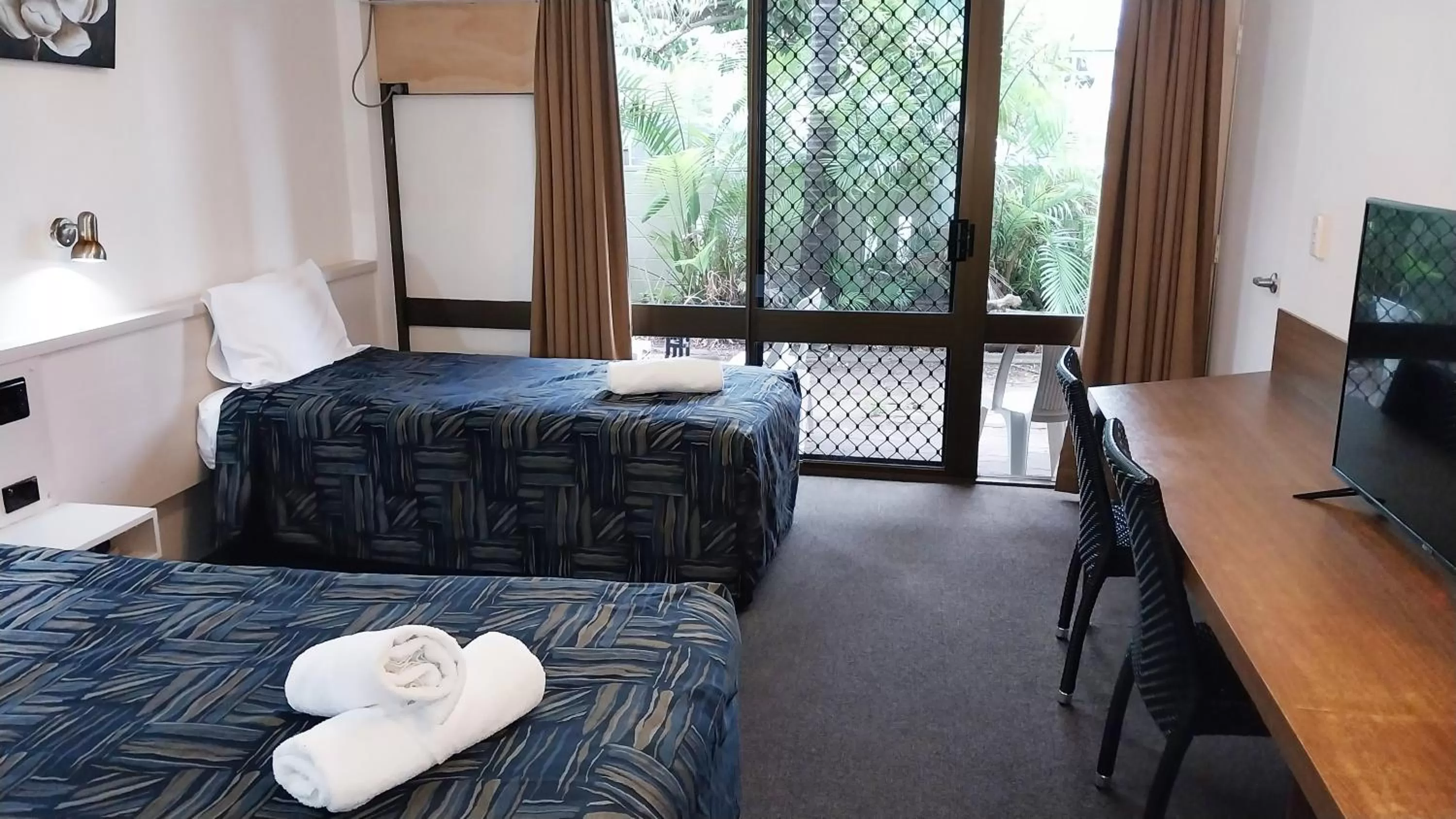 View (from property/room), Bed in Miners Lodge Motor Inn