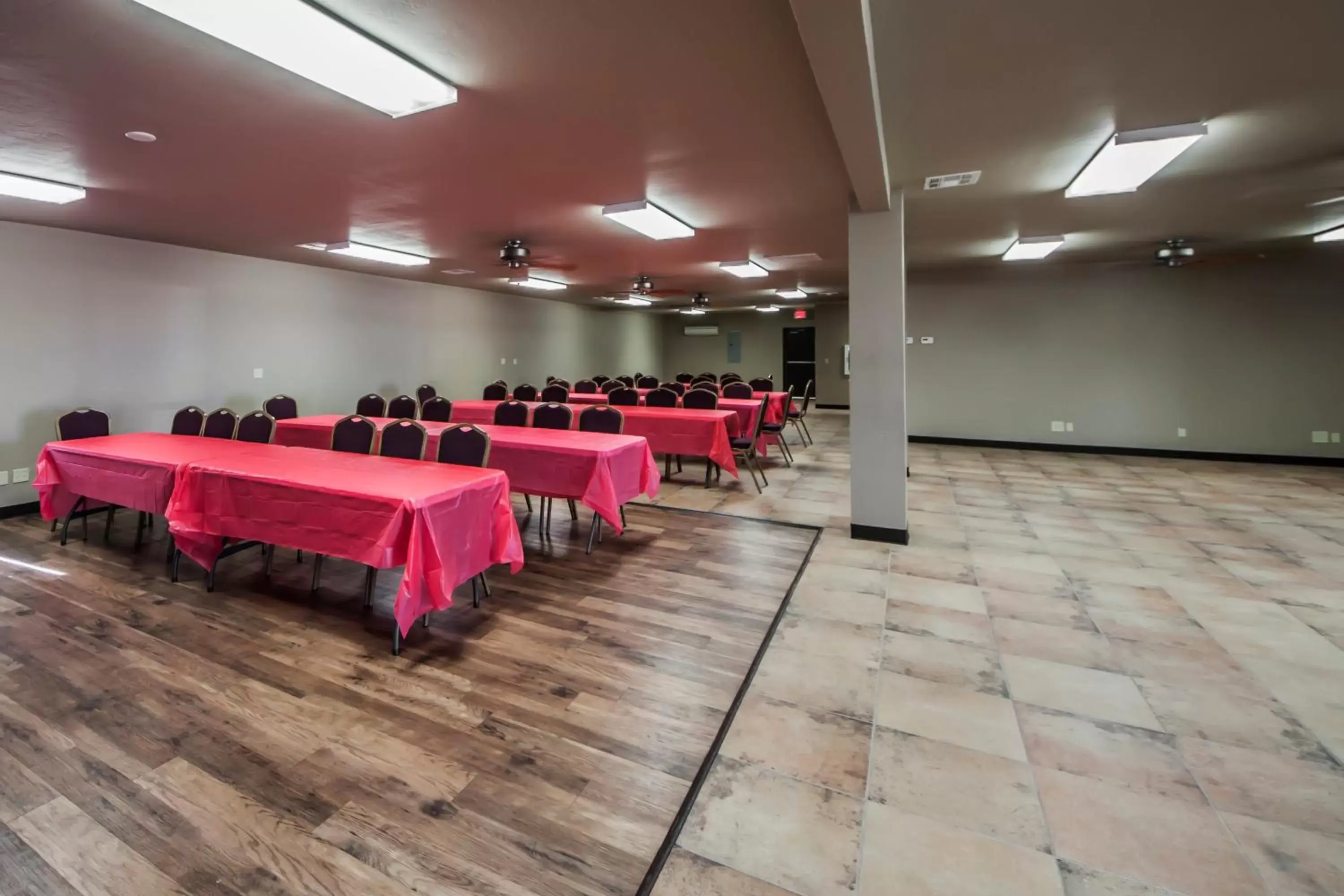 Meeting/conference room in Sleep Inn & Suites Hennessey North