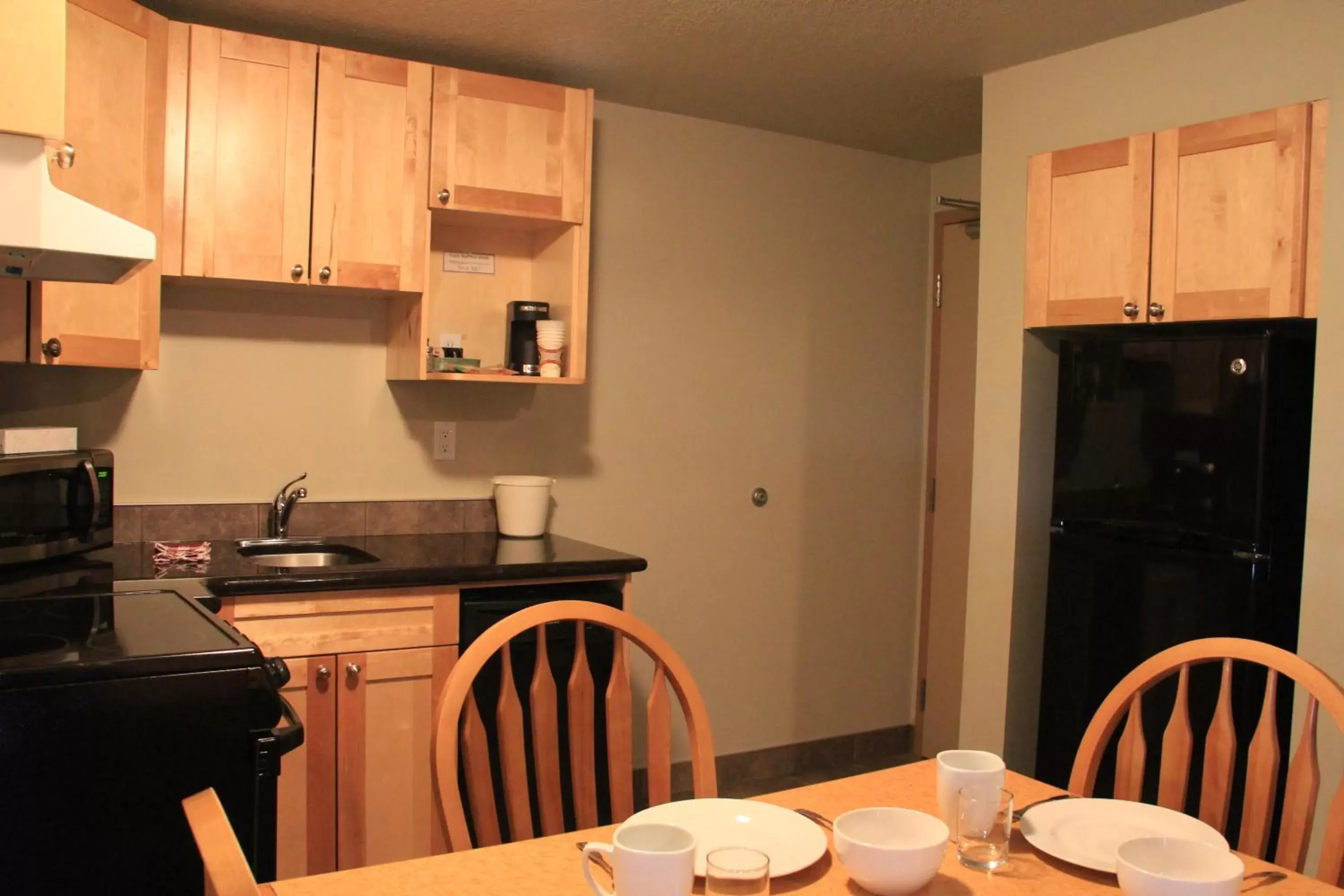 Kitchen or kitchenette, Kitchen/Kitchenette in Waterton Lakes Lodge Resort