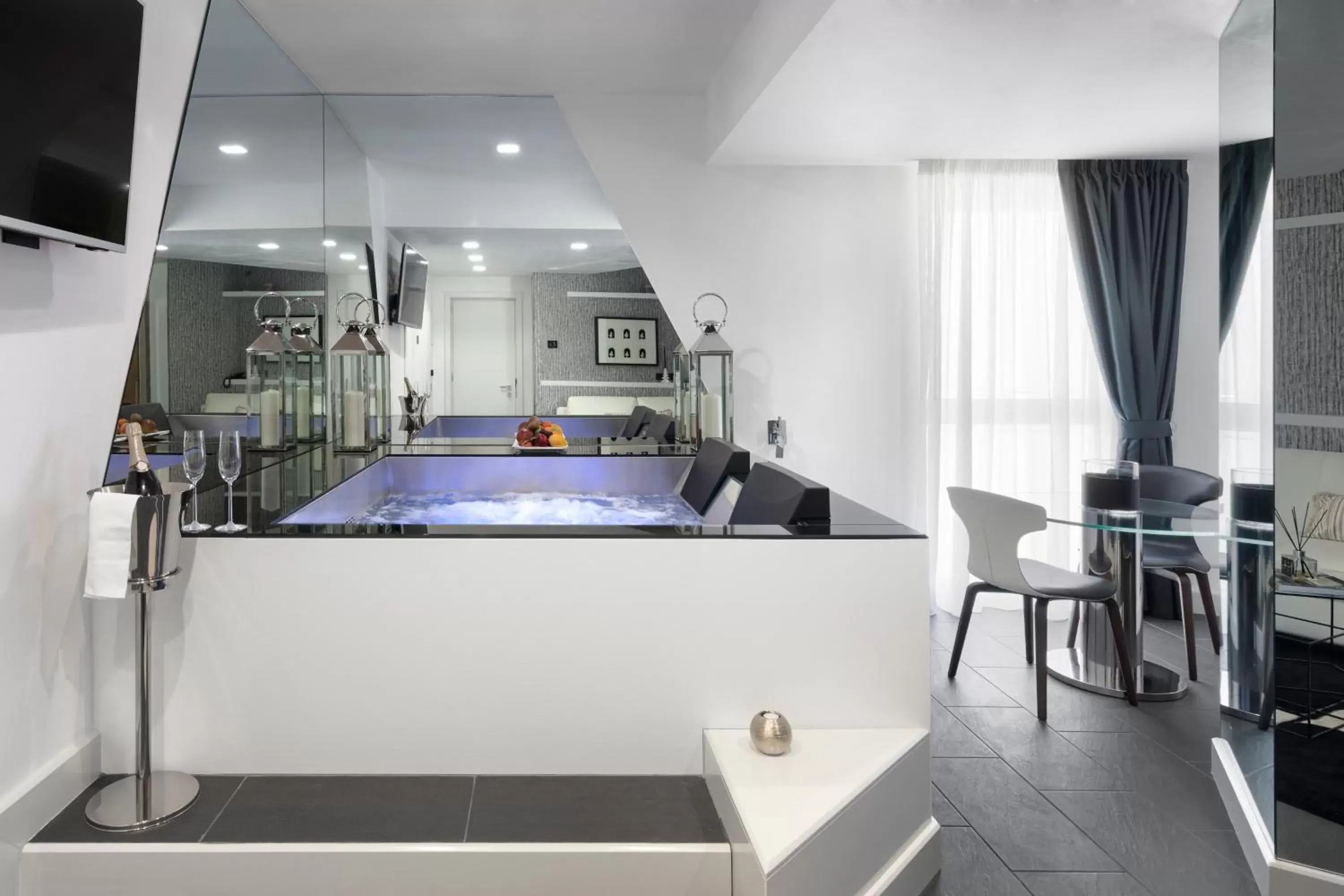Hot Tub, Kitchen/Kitchenette in LHP Napoli Palace & SPA