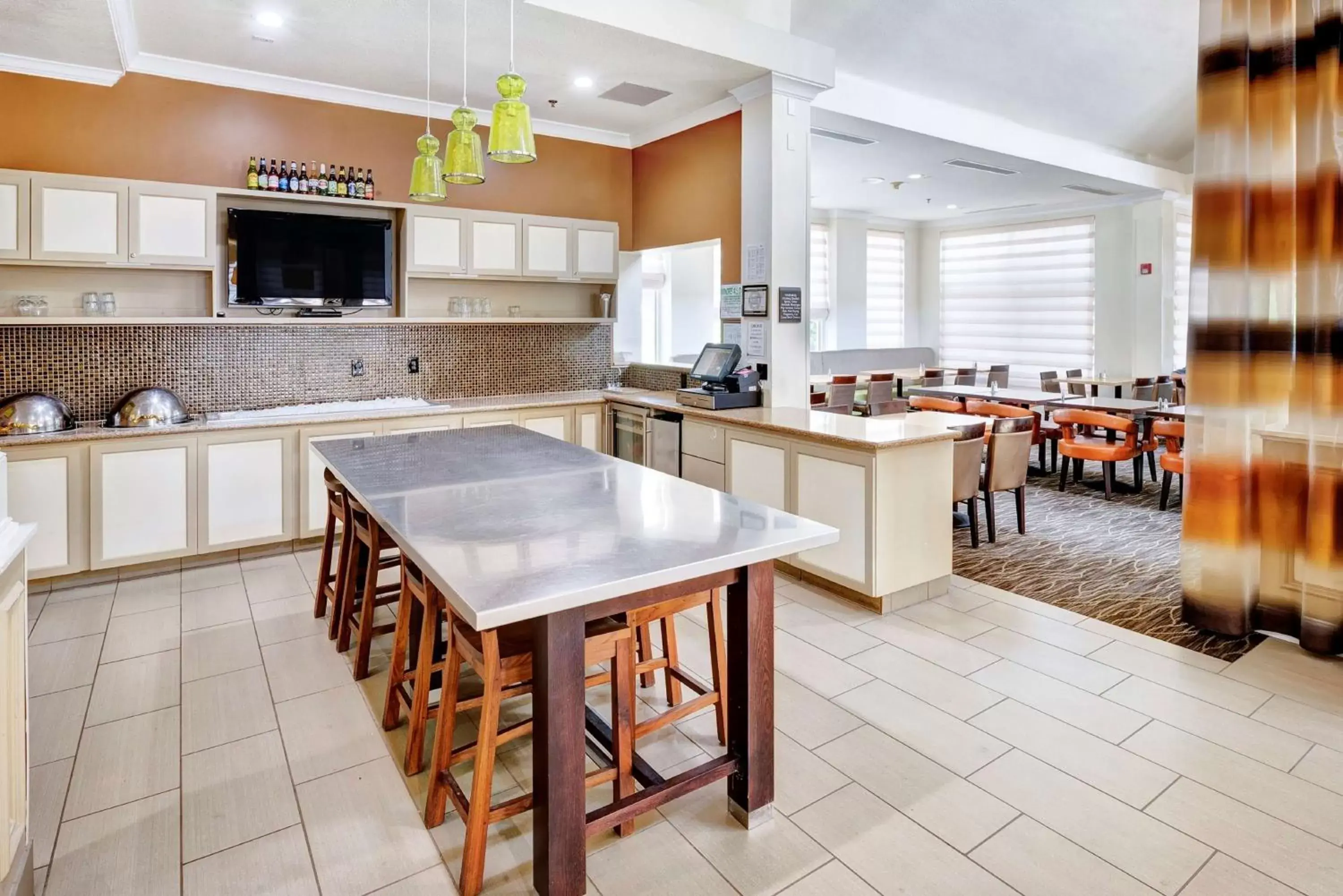 Dining area, Kitchen/Kitchenette in Hilton Garden Inn Portland Airport