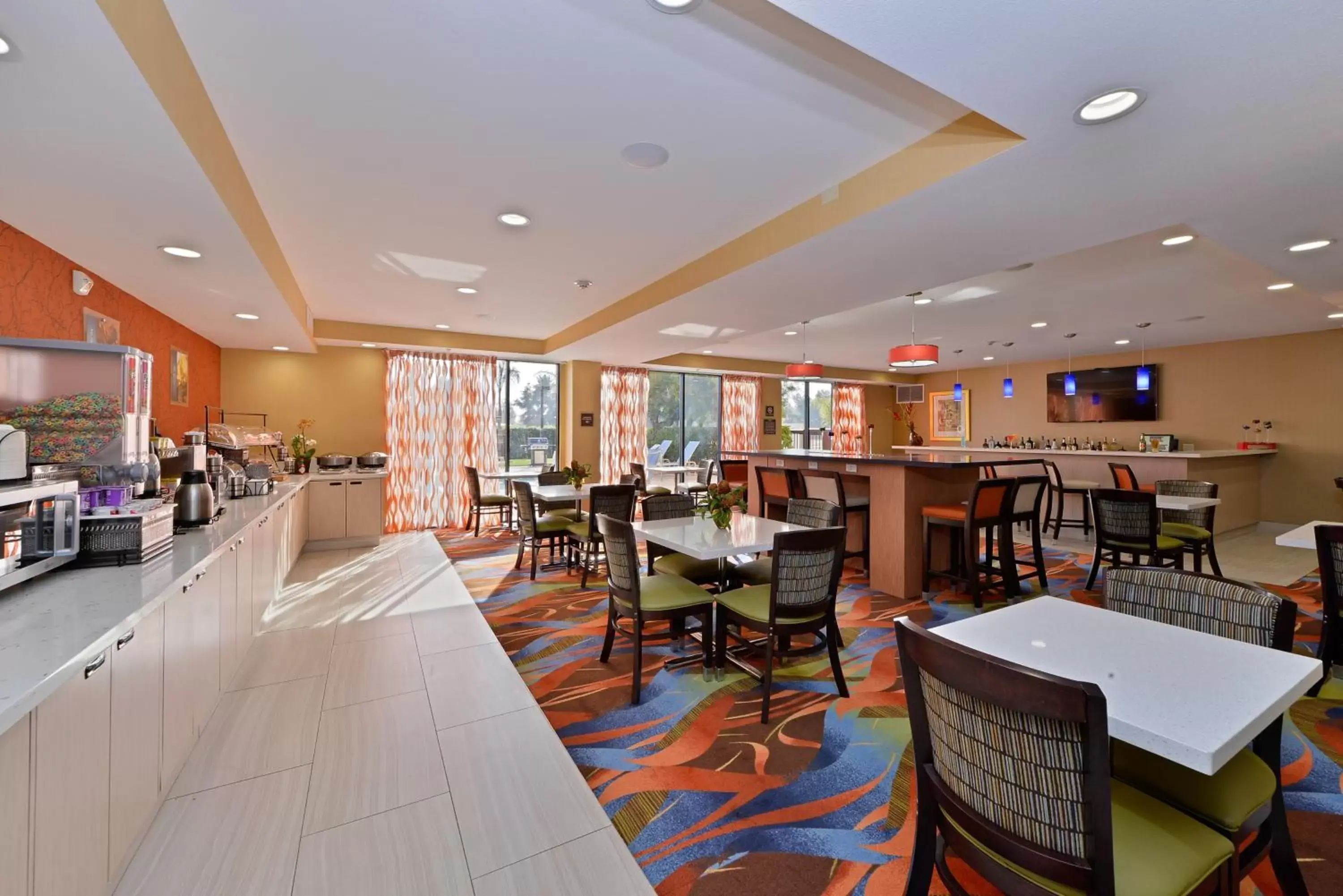 Communal lounge/ TV room, Restaurant/Places to Eat in Best Western Plus Fresno Airport Hotel