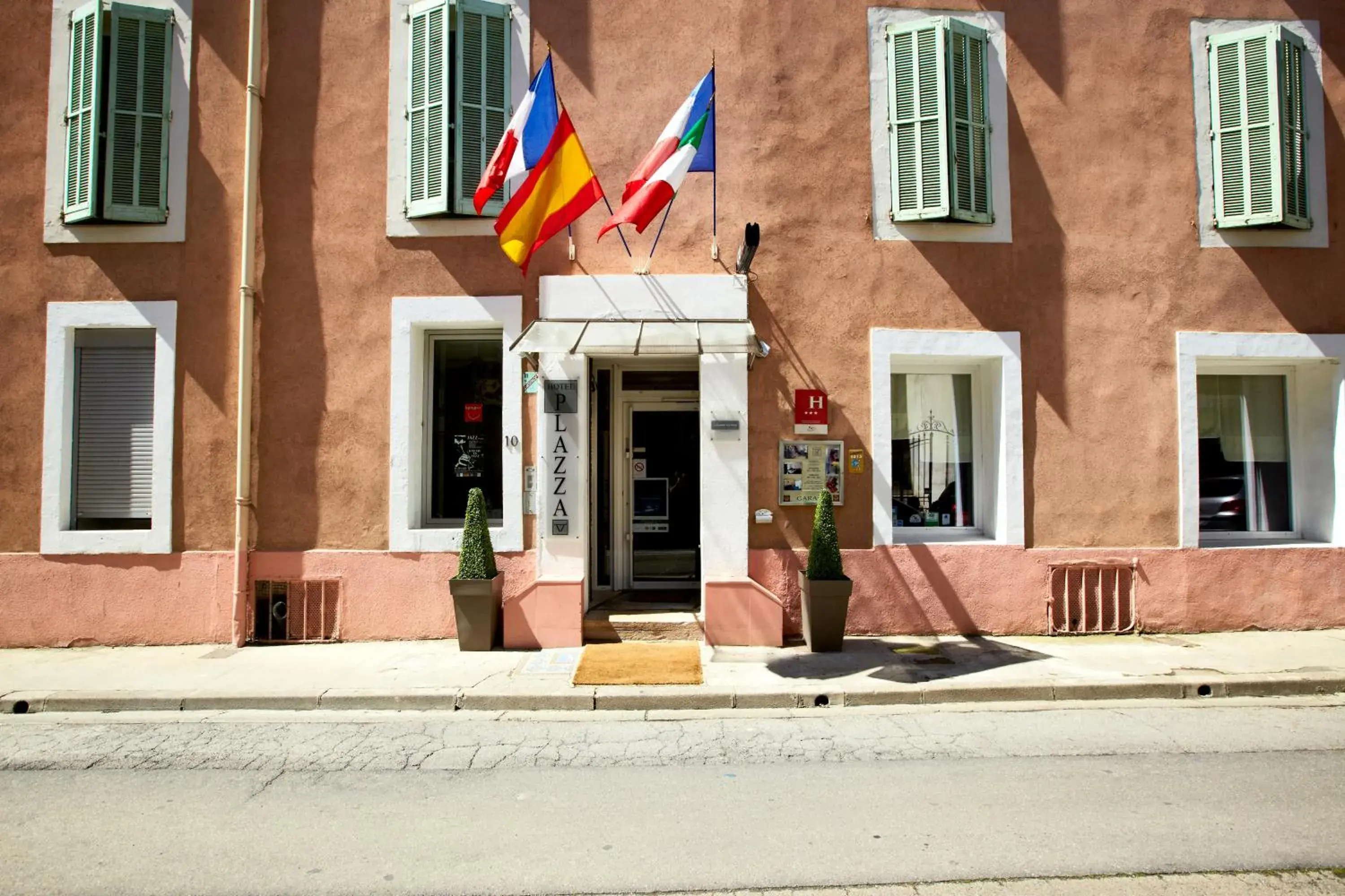 Facade/entrance in Kyriad Nimes Centre