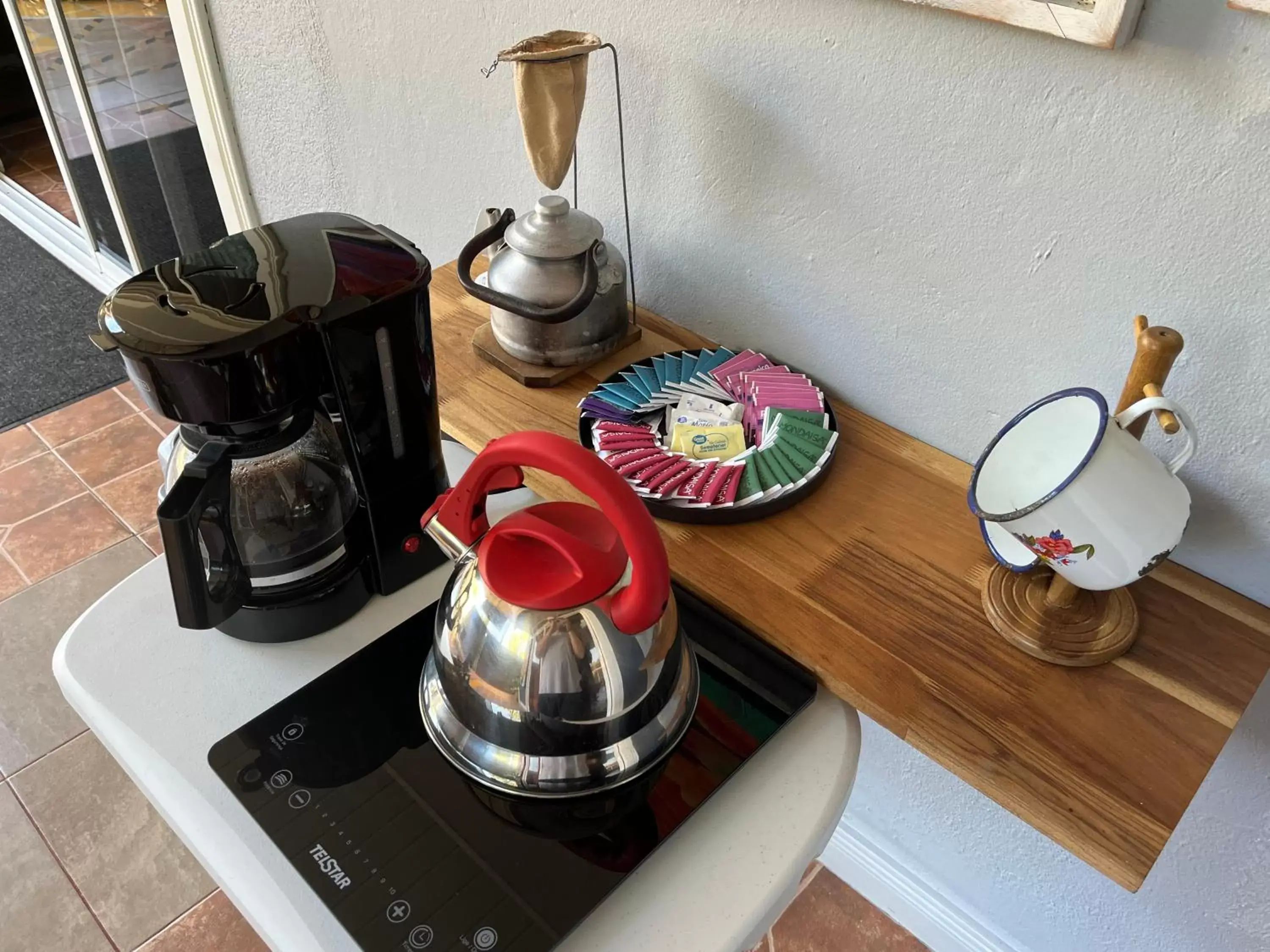 Coffee/tea facilities in Sunrise House